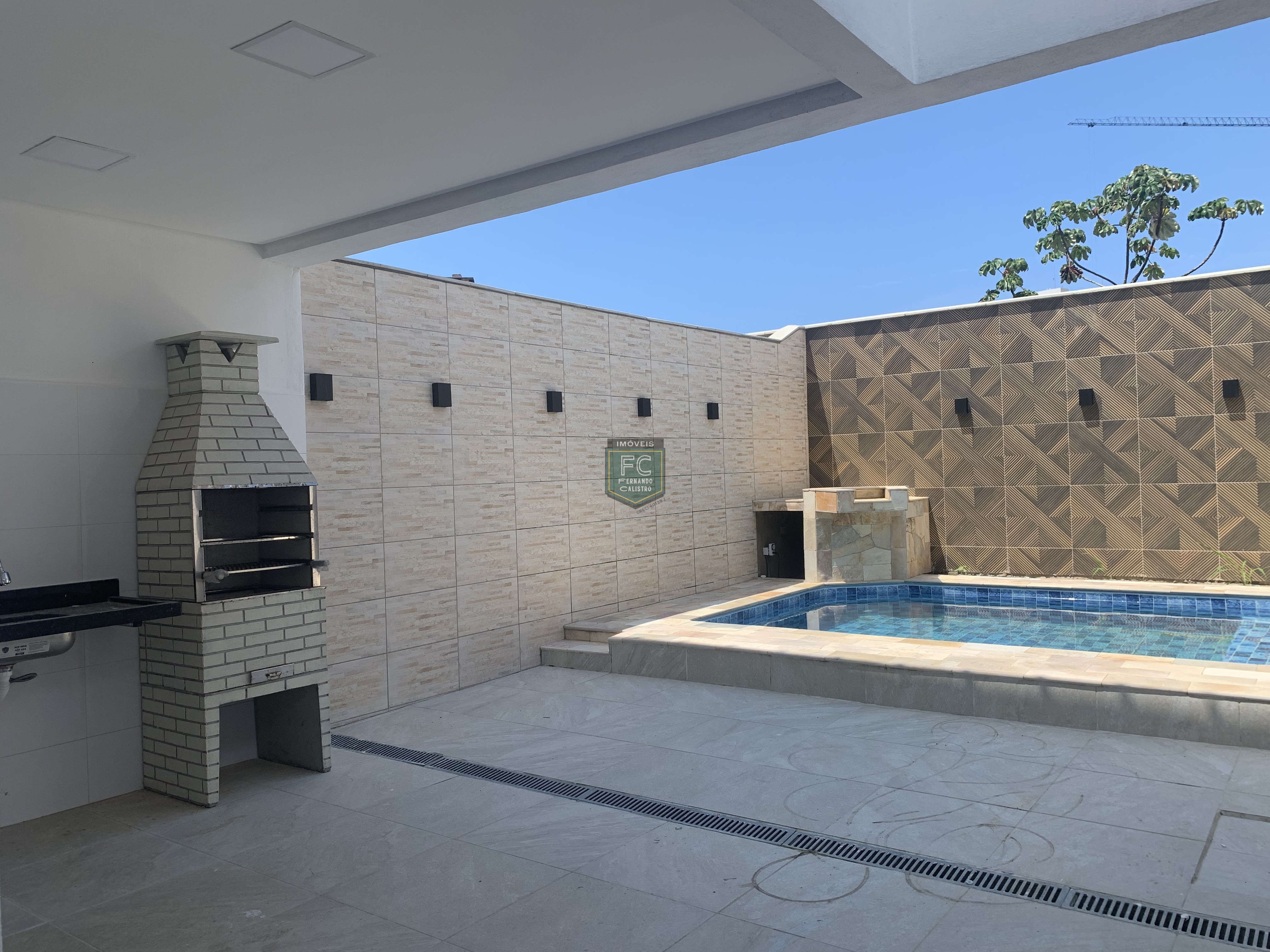 Sobrado moderno novo alto padrão 3 dormitórios (3 suítes), piscina, 2 vagas, 100 mts da praia, local nobre e central, jd. Aguapeú, mongaguá/sp