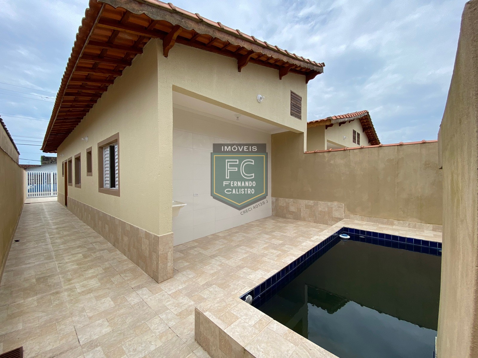 Casa nova isolada pronta 2 dormitórios (1 suíte), piscina c/