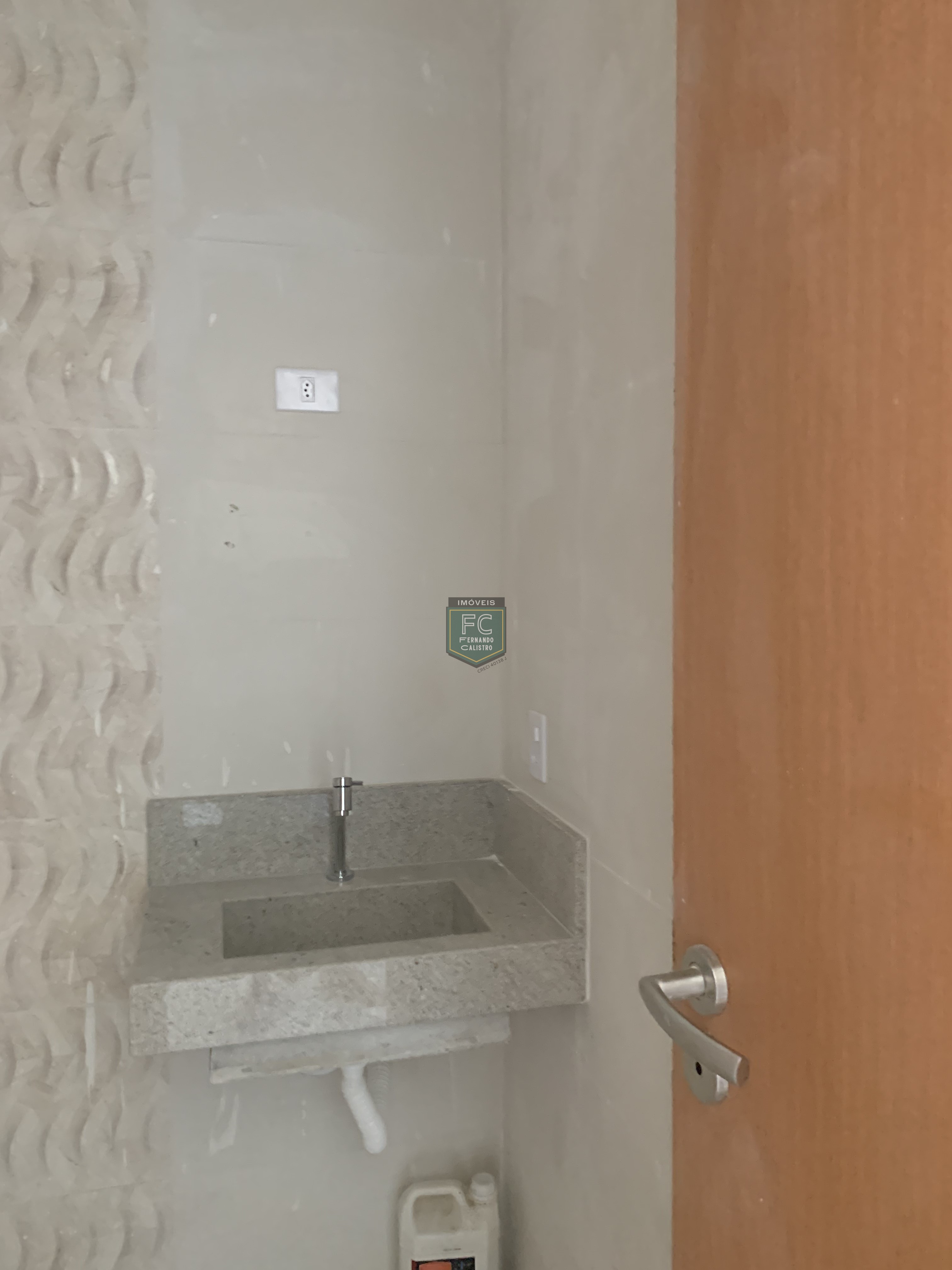 Sobrado moderno novo alto padrão 3 dormitórios (3 suítes), piscina, 2 vagas, 100 mts da praia, local nobre e central, jd. Aguapeú, mongaguá/sp