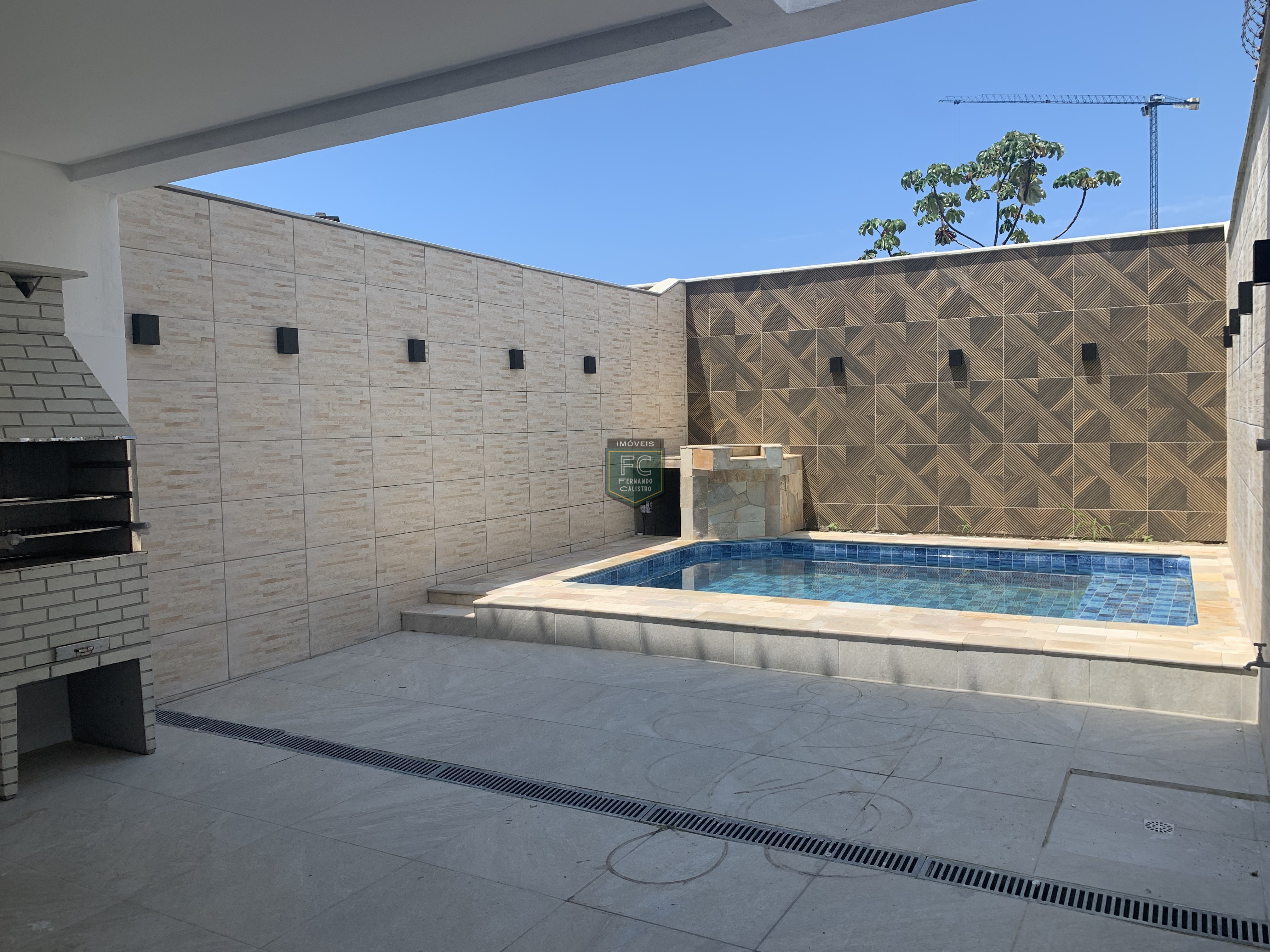 Sobrado moderno novo alto padrão 3 dormitórios (3 suítes), piscina, 2 vagas, 100 mts da praia, local nobre e central, jd. Aguapeú, mongaguá/sp