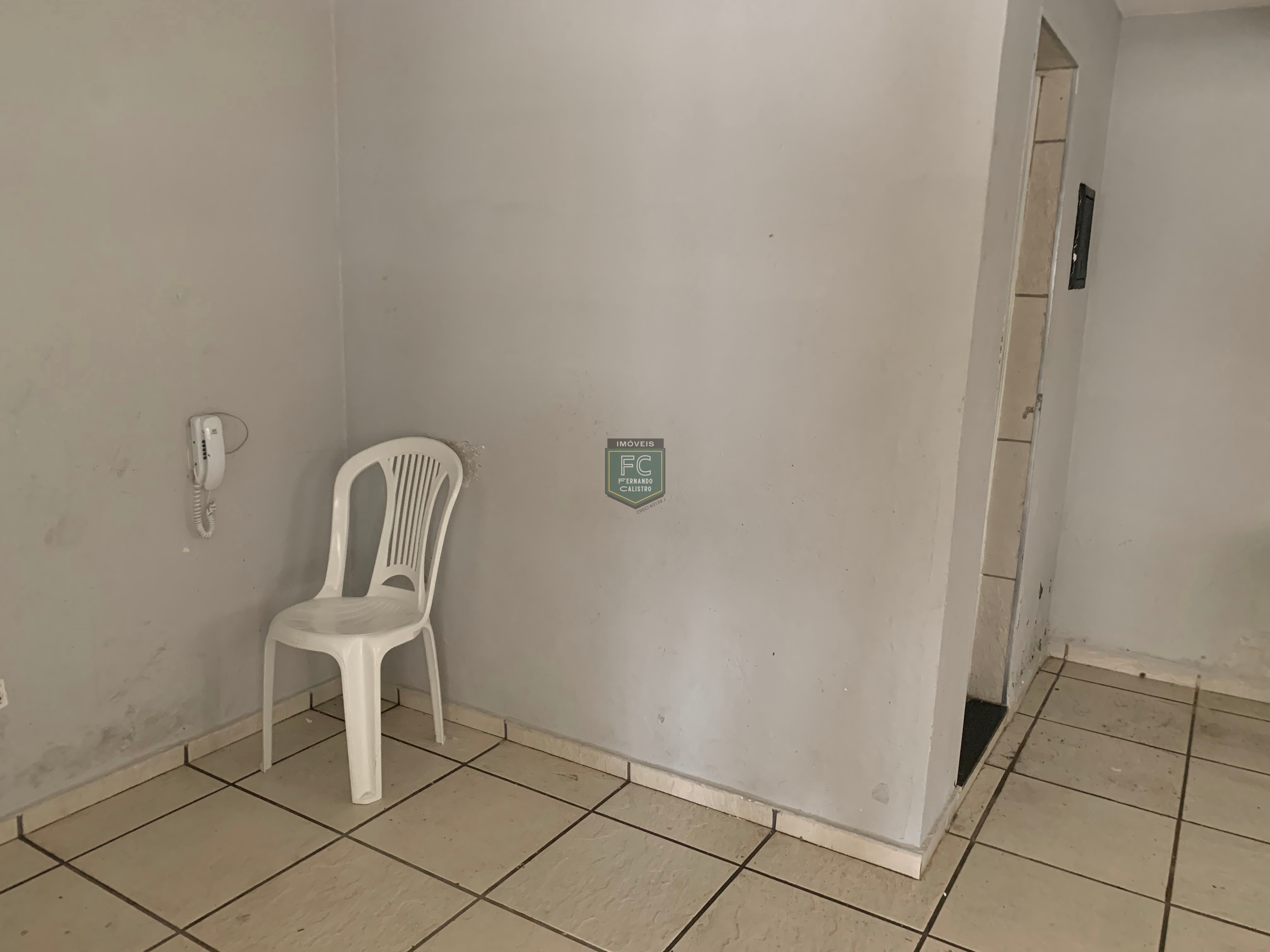 Apartamento 2 dormitórios ensolarado frente rua, a passos da praia, mobiliado, 1º andar de escada, financia, região central, v. Atlântica, mongaguá sp