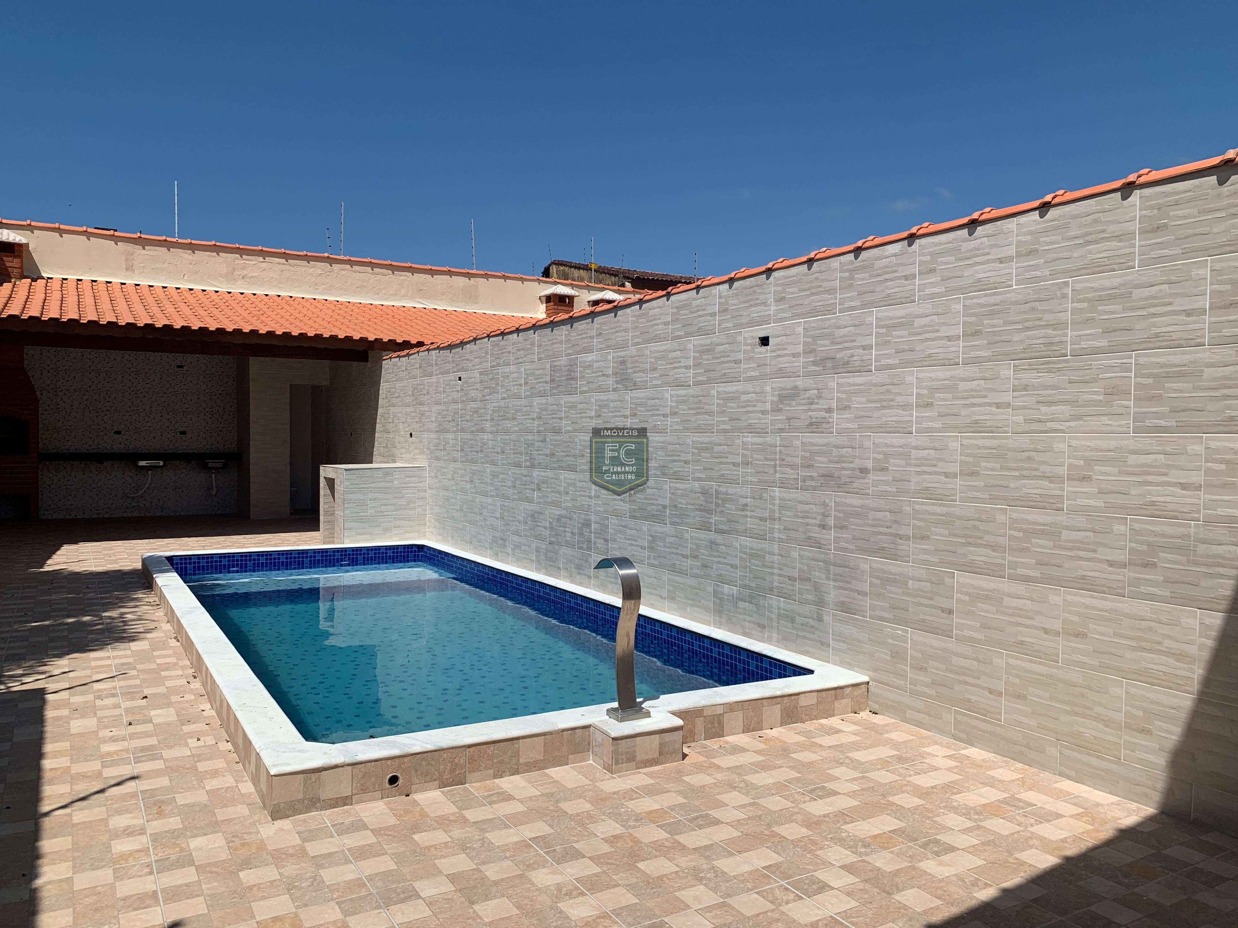 Casas geminadas térreas novas próx. A praia, 3 dormitórios (1 suite), piscina, espaço gourmet c/ churrasqueira, 2 vagas, v. Anhanguera, mongaguá - sp