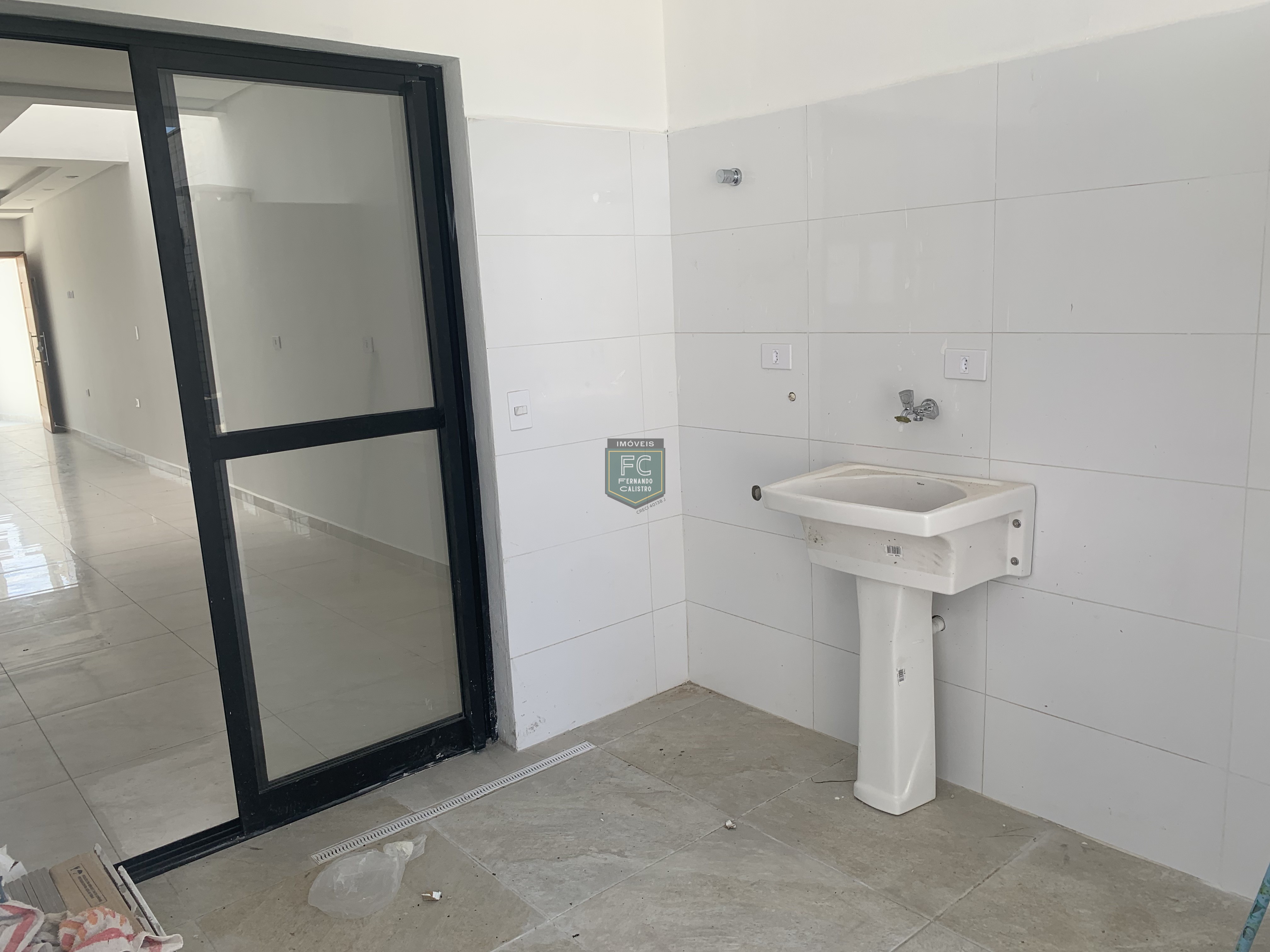 Sobrado moderno novo alto padrão 3 dormitórios (3 suítes), piscina, 2 vagas, 100 mts da praia, local nobre e central, jd. Aguapeú, mongaguá/sp