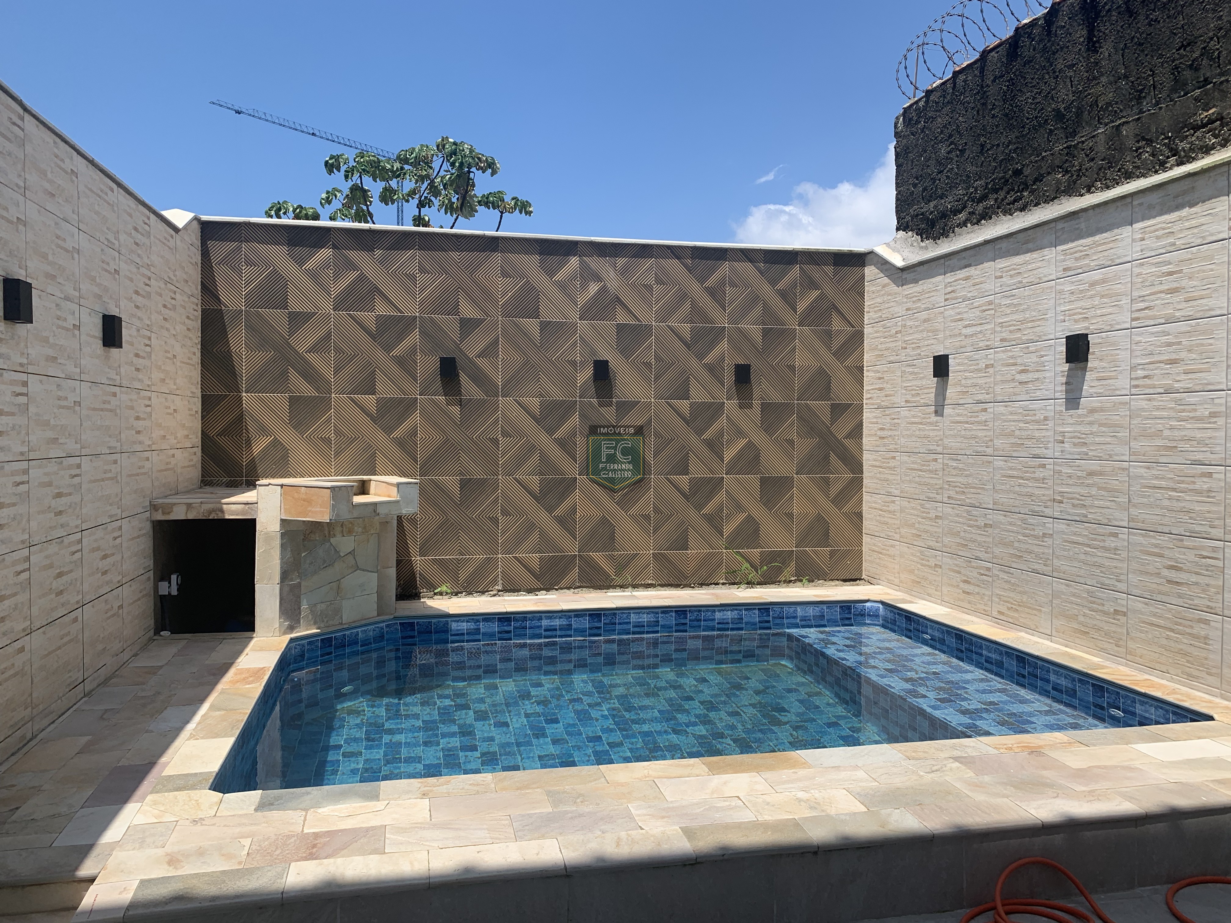 Sobrado moderno novo alto padrão 3 dormitórios (3 suítes), piscina, 2 vagas, 100 mts da praia, local nobre e central, jd. Aguapeú, mongaguá/sp