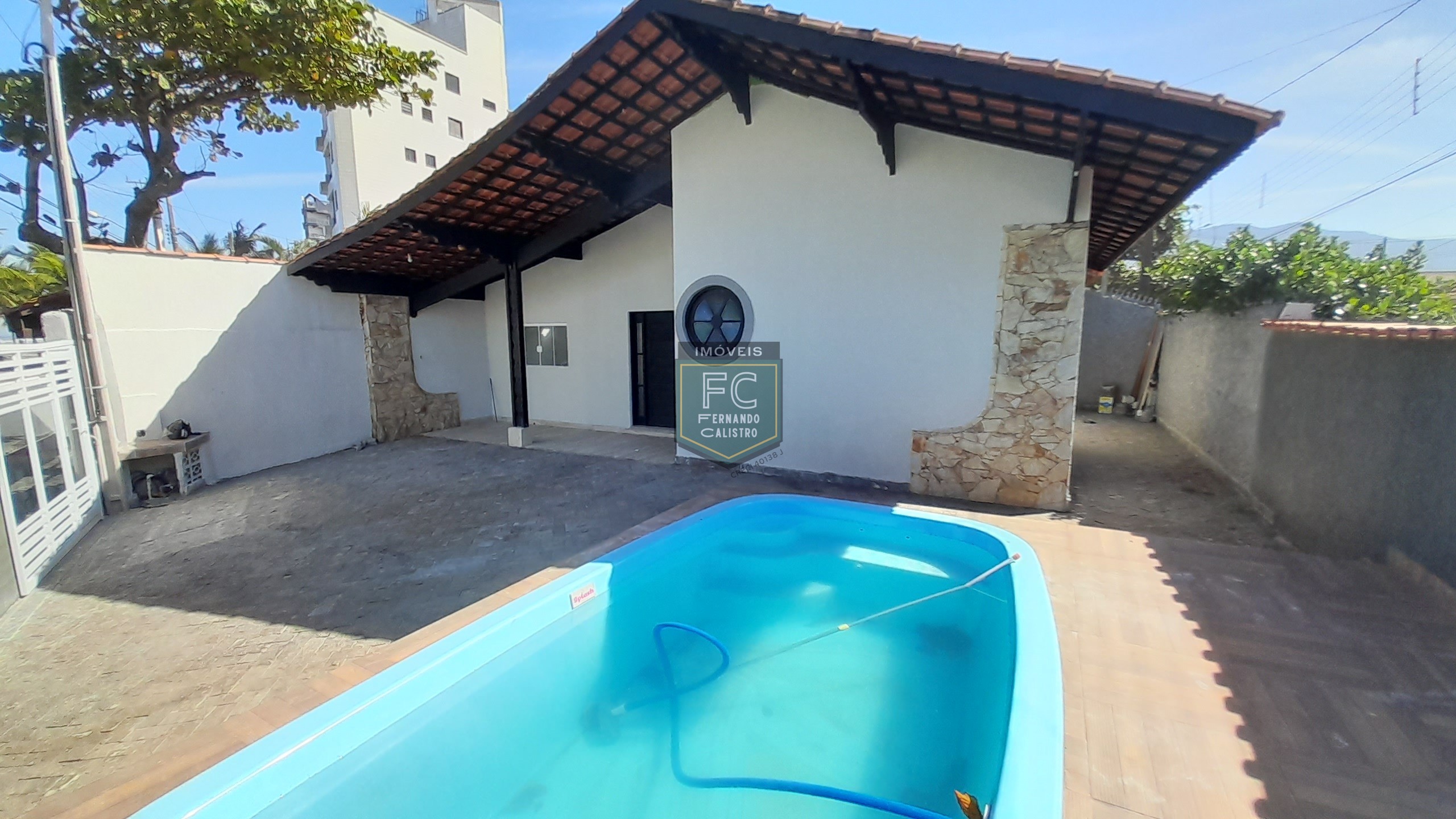 Casa térrea de esquina em frente ao mar, 3 dormitórios (1 su