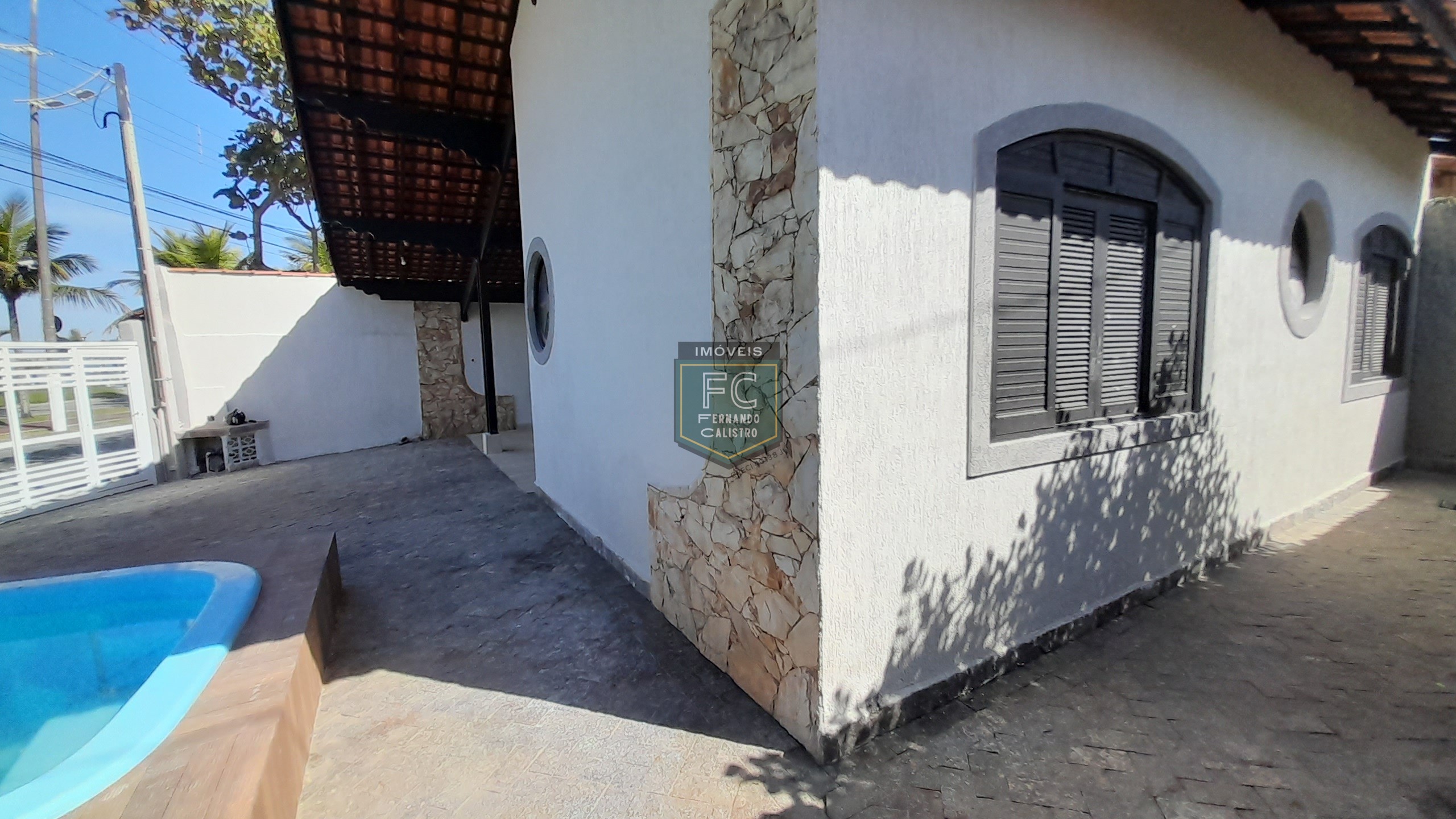 Casa térrea de esquina em frente ao mar, 3 dormitórios (1 su