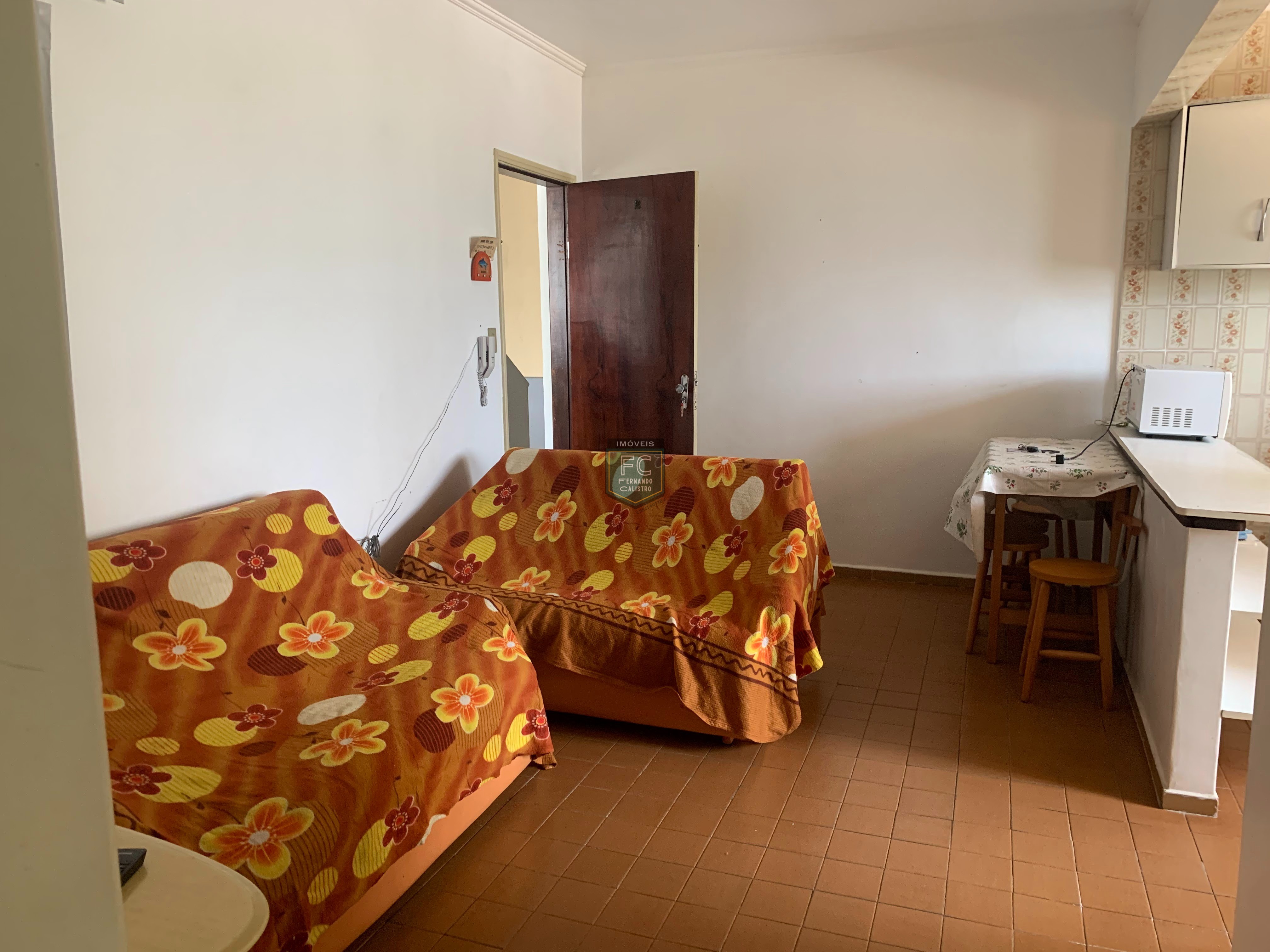 Apartamento 2 dormitórios ensolarado frente rua, a passos da