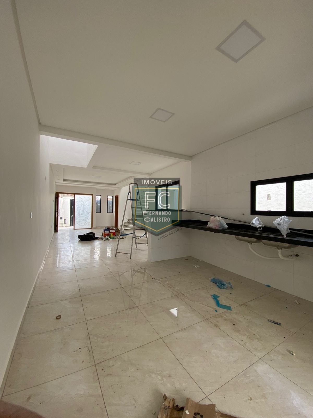 Sobrado moderno novo alto padrão 3 dormitórios (3 suítes), piscina, 2 vagas, 100 mts da praia, local nobre e central, jd. Aguapeú, mongaguá/sp