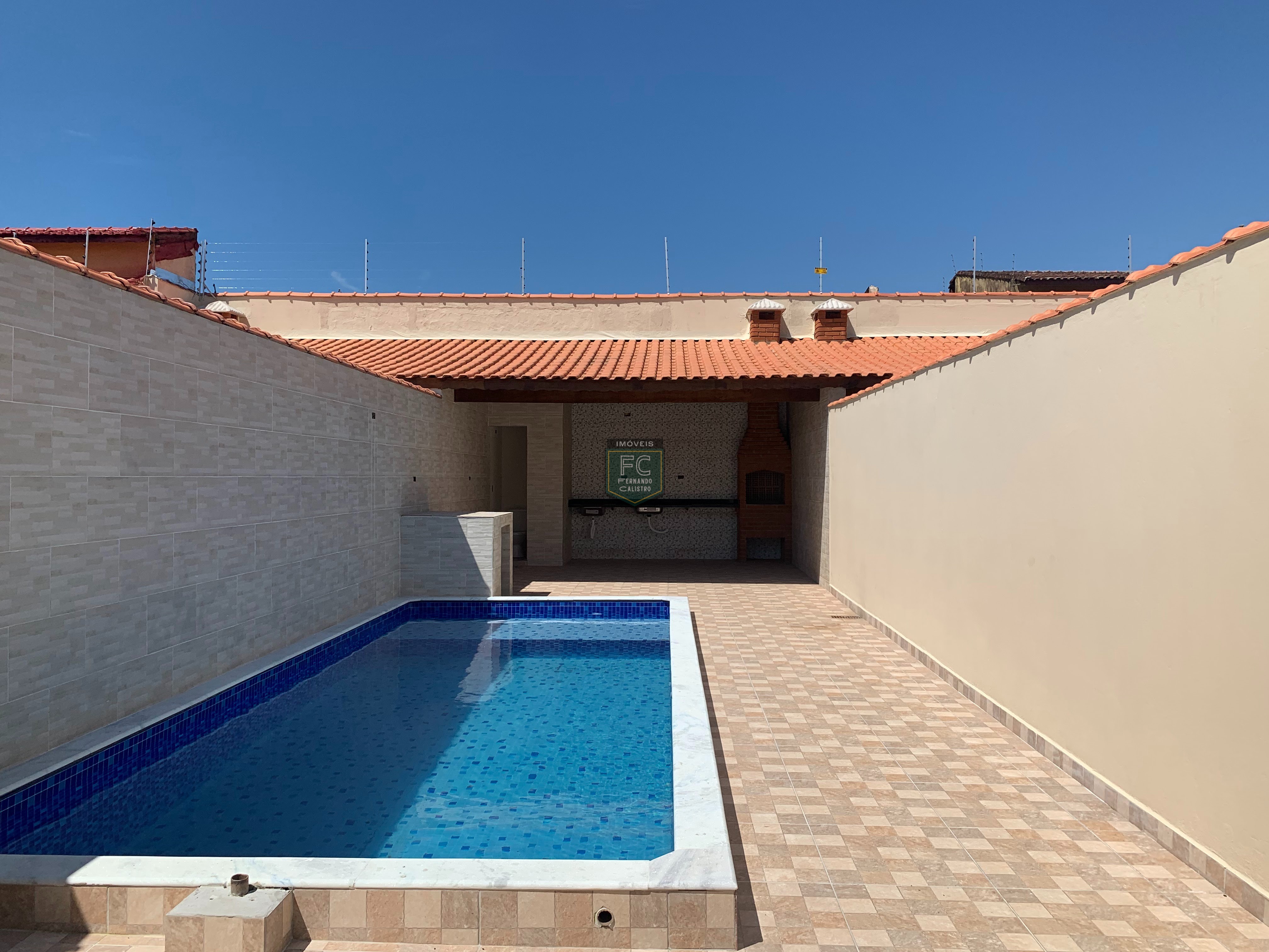 Casas geminadas térreas novas próx. A praia, 3 dormitórios (1 suite), piscina, espaço gourmet c/ churrasqueira, 2 vagas, v. Anhanguera, mongaguá - sp