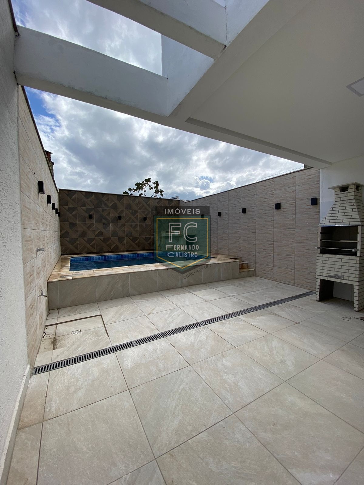 Sobrado moderno novo alto padrão 3 dormitórios (3 suítes), piscina, 2 vagas, 100 mts da praia, local nobre e central, jd. Aguapeú, mongaguá/sp