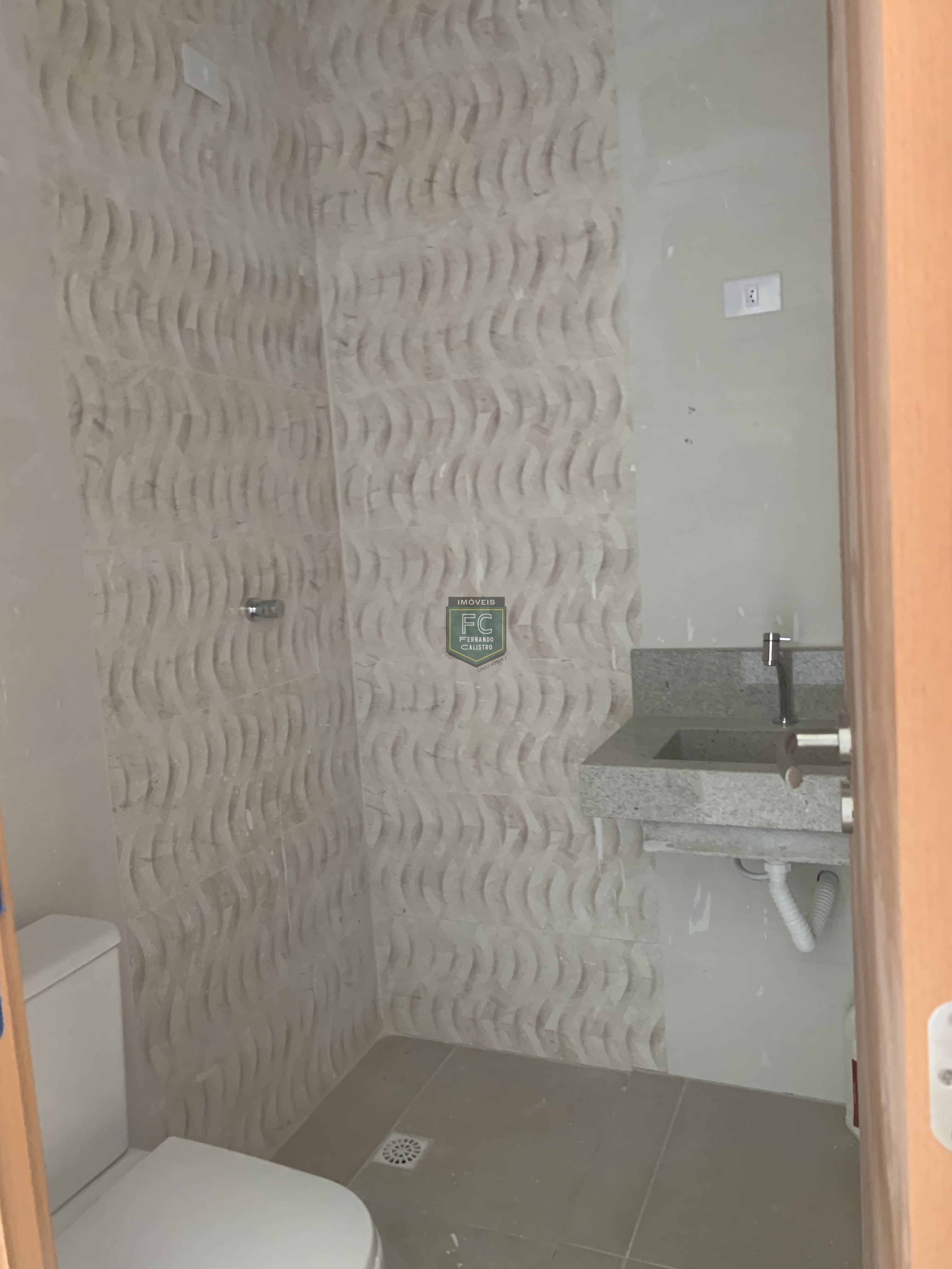 Sobrado moderno novo alto padrão 3 dormitórios (3 suítes), piscina, 2 vagas, 100 mts da praia, local nobre e central, jd. Aguapeú, mongaguá/sp