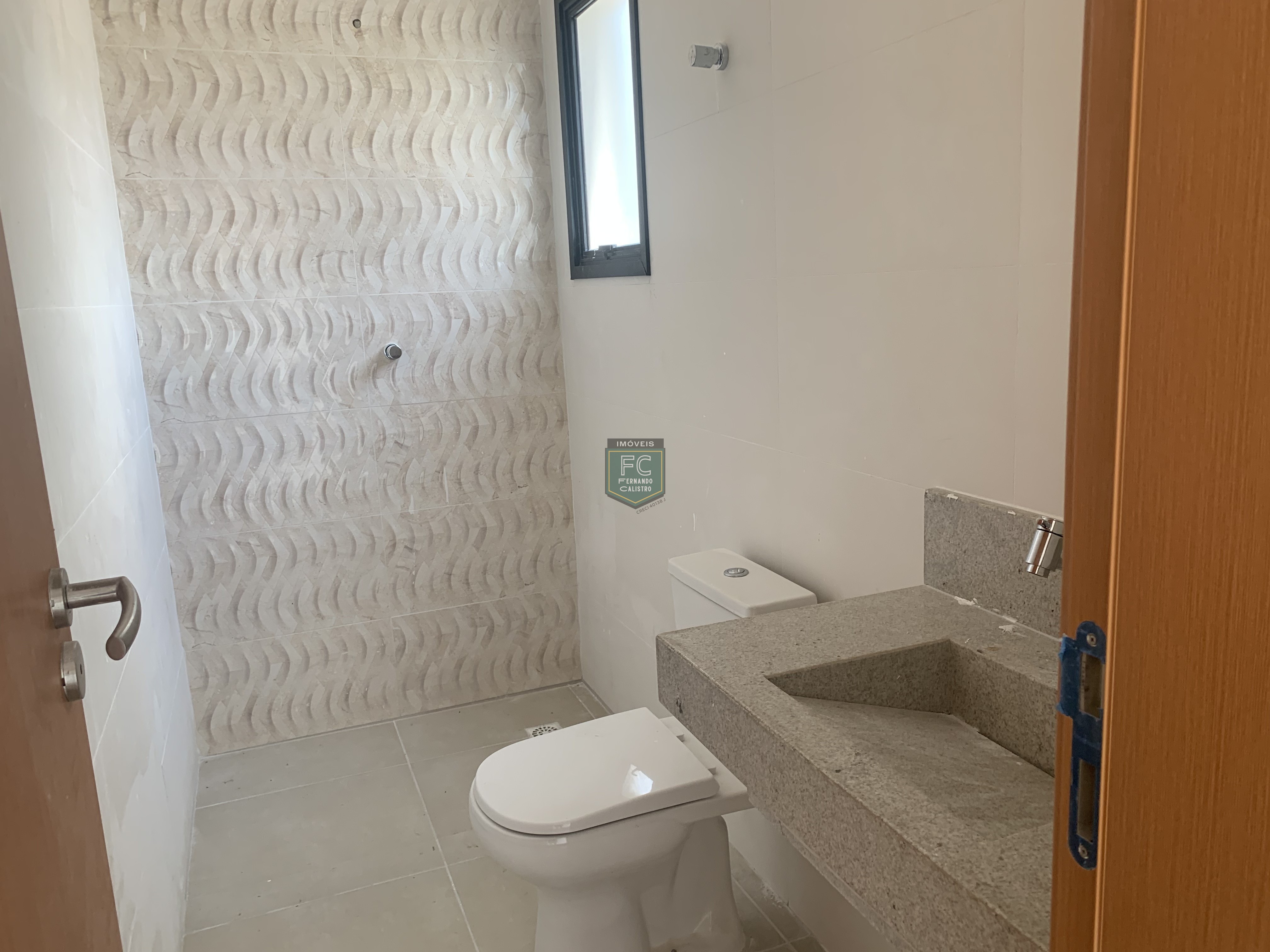 Sobrado moderno novo alto padrão 3 dormitórios (3 suítes), piscina, 2 vagas, 100 mts da praia, local nobre e central, jd. Aguapeú, mongaguá/sp