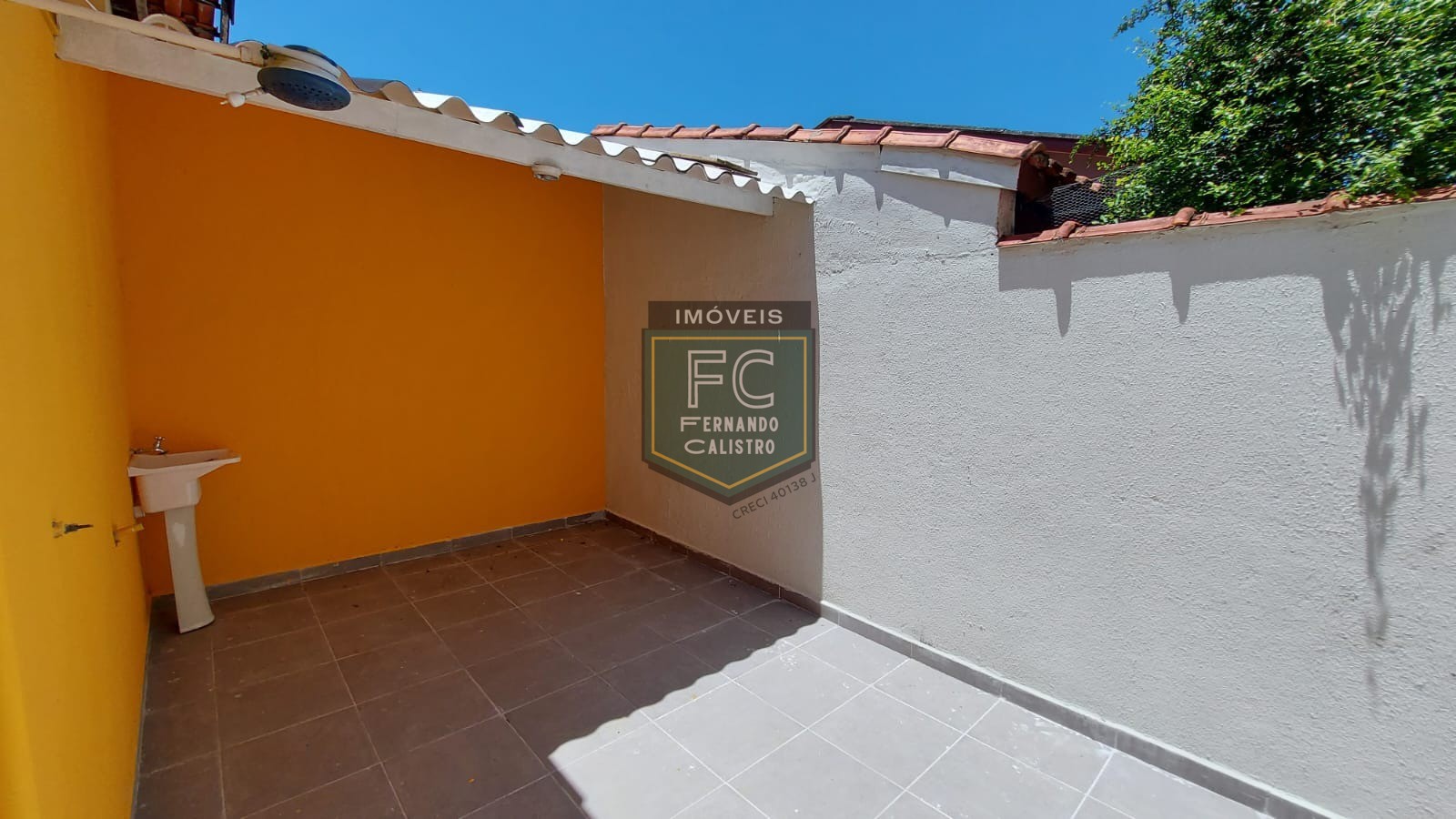 Casa térrea reformada 2 dormitórios, quintal c/ área coberta