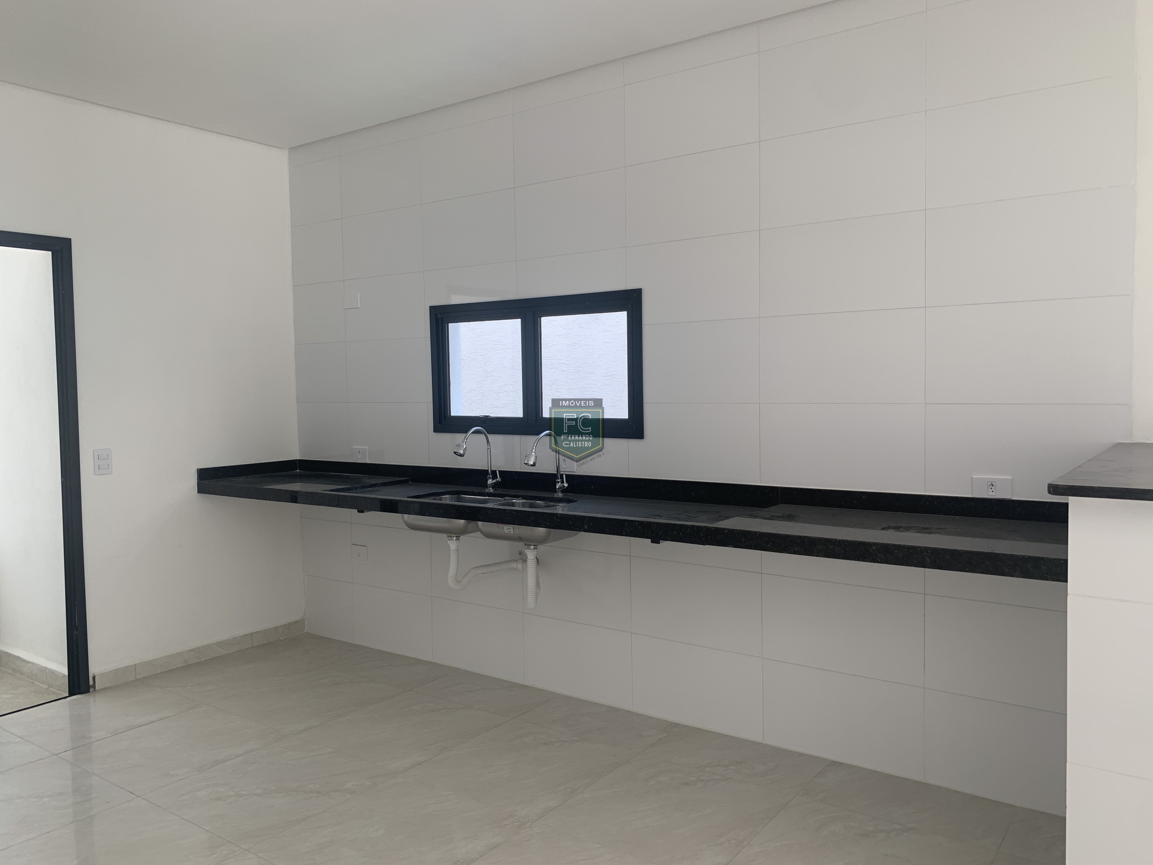 Sobrado moderno novo alto padrão 3 dormitórios (3 suítes), piscina, 2 vagas, 100 mts da praia, local nobre e central, jd. Aguapeú, mongaguá/sp