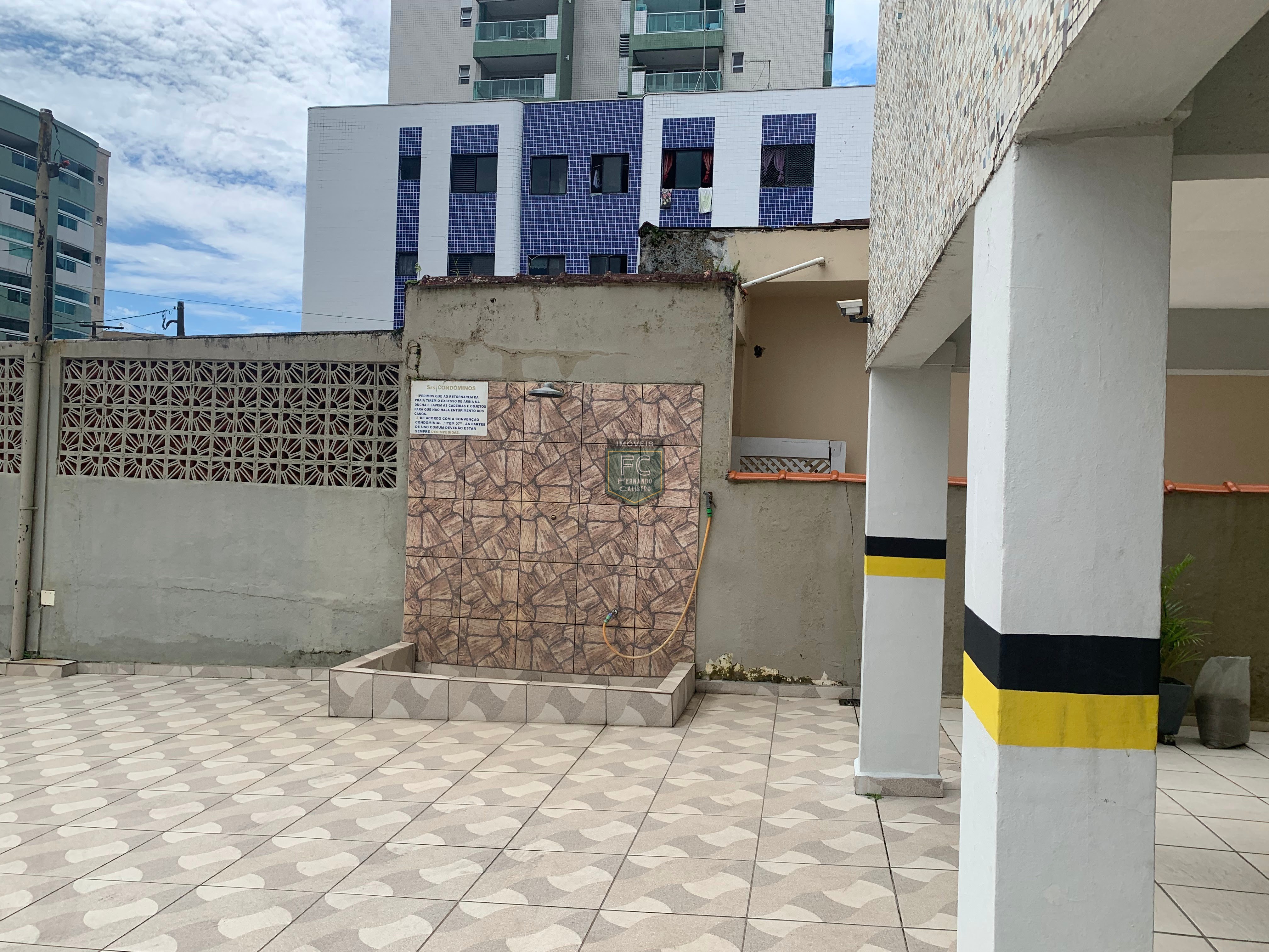 Apartamento 2 dormitórios ensolarado frente rua, a passos da praia, mobiliado, 1º andar de escada, financia, região central, v. Atlântica, mongaguá sp