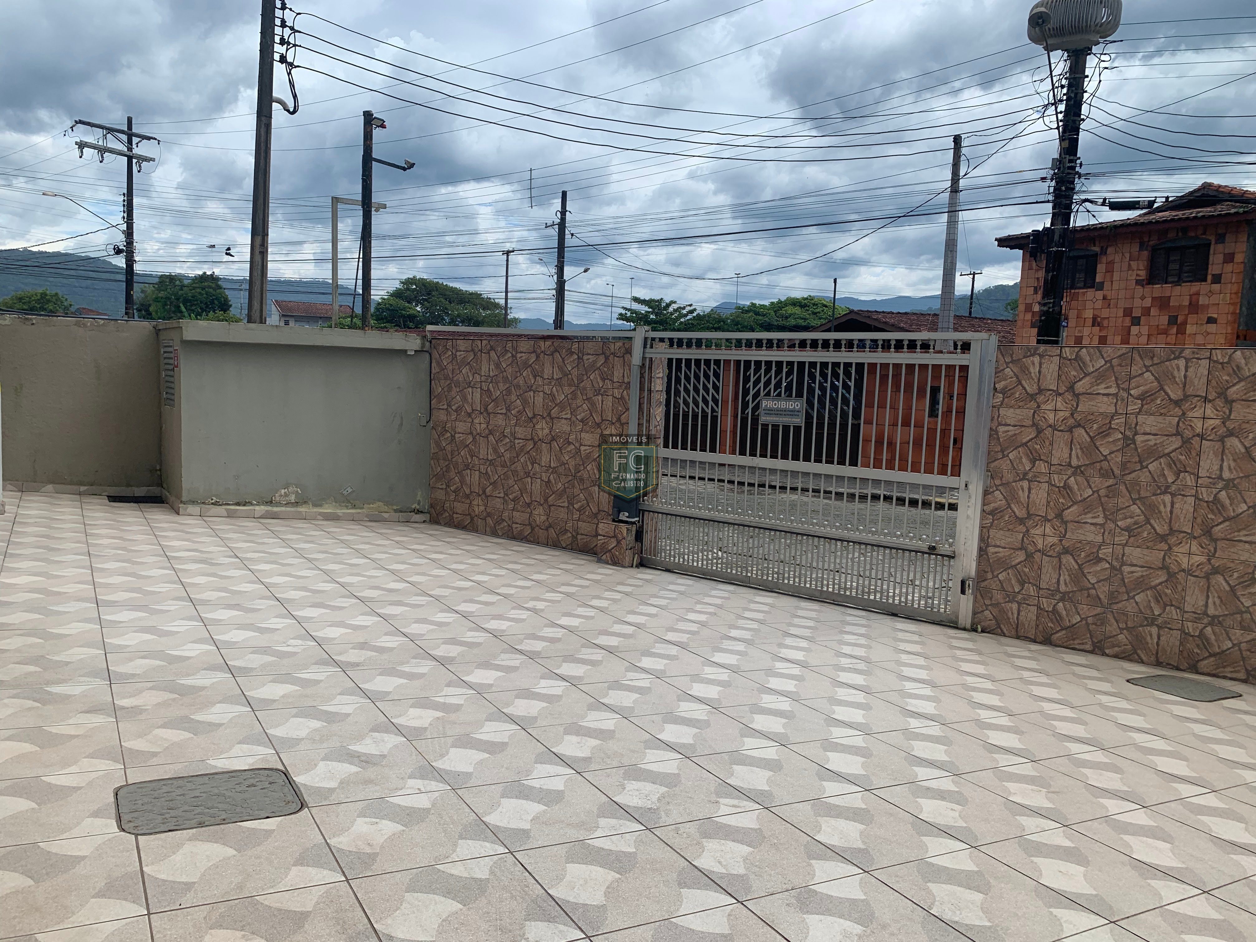 Apartamento 2 dormitórios ensolarado frente rua, a passos da praia, mobiliado, 1º andar de escada, financia, região central, v. Atlântica, mongaguá sp