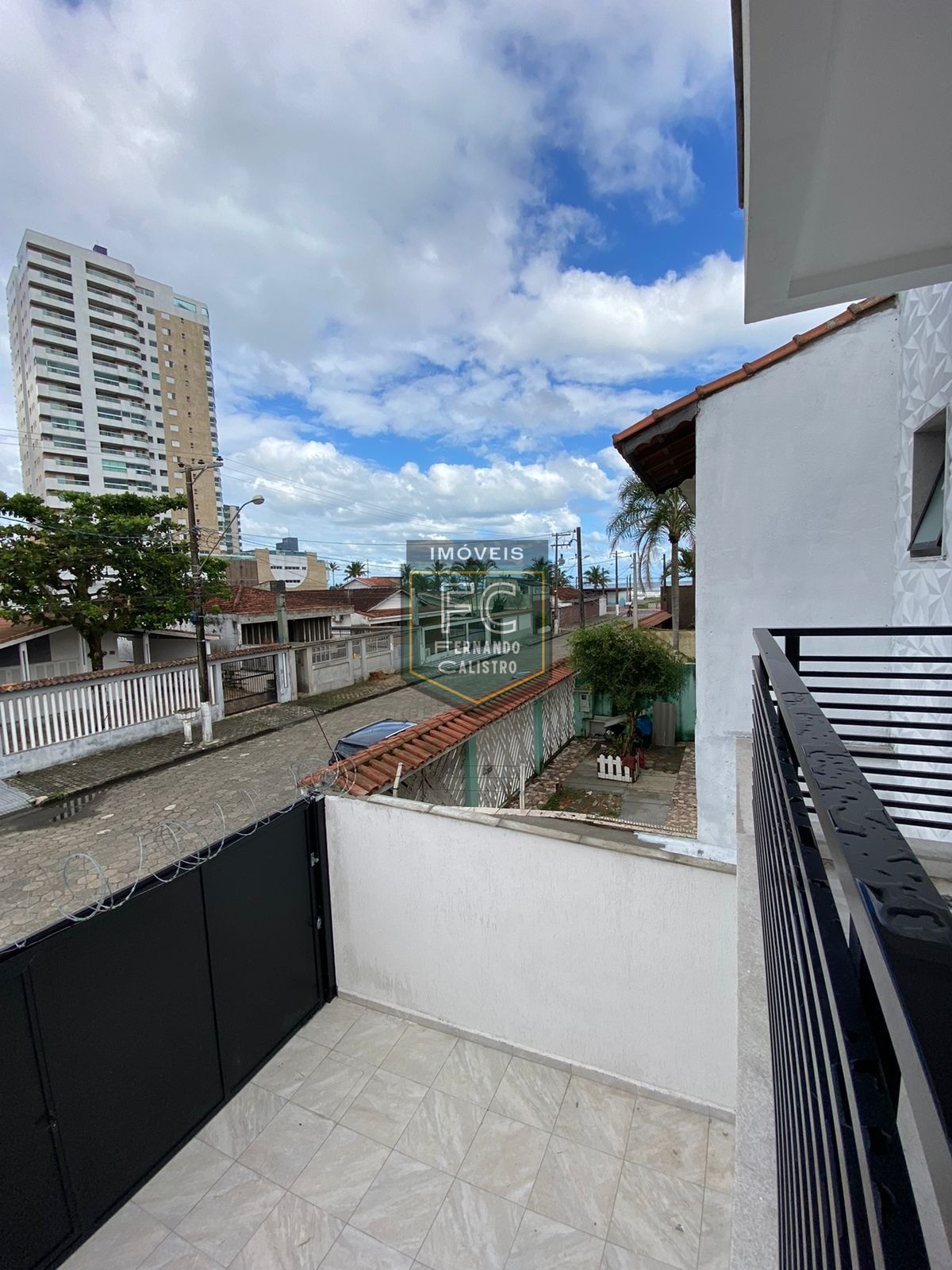 Sobrado moderno novo alto padrão 3 dormitórios (3 suítes), piscina, 2 vagas, 100 mts da praia, local nobre e central, jd. Aguapeú, mongaguá/sp