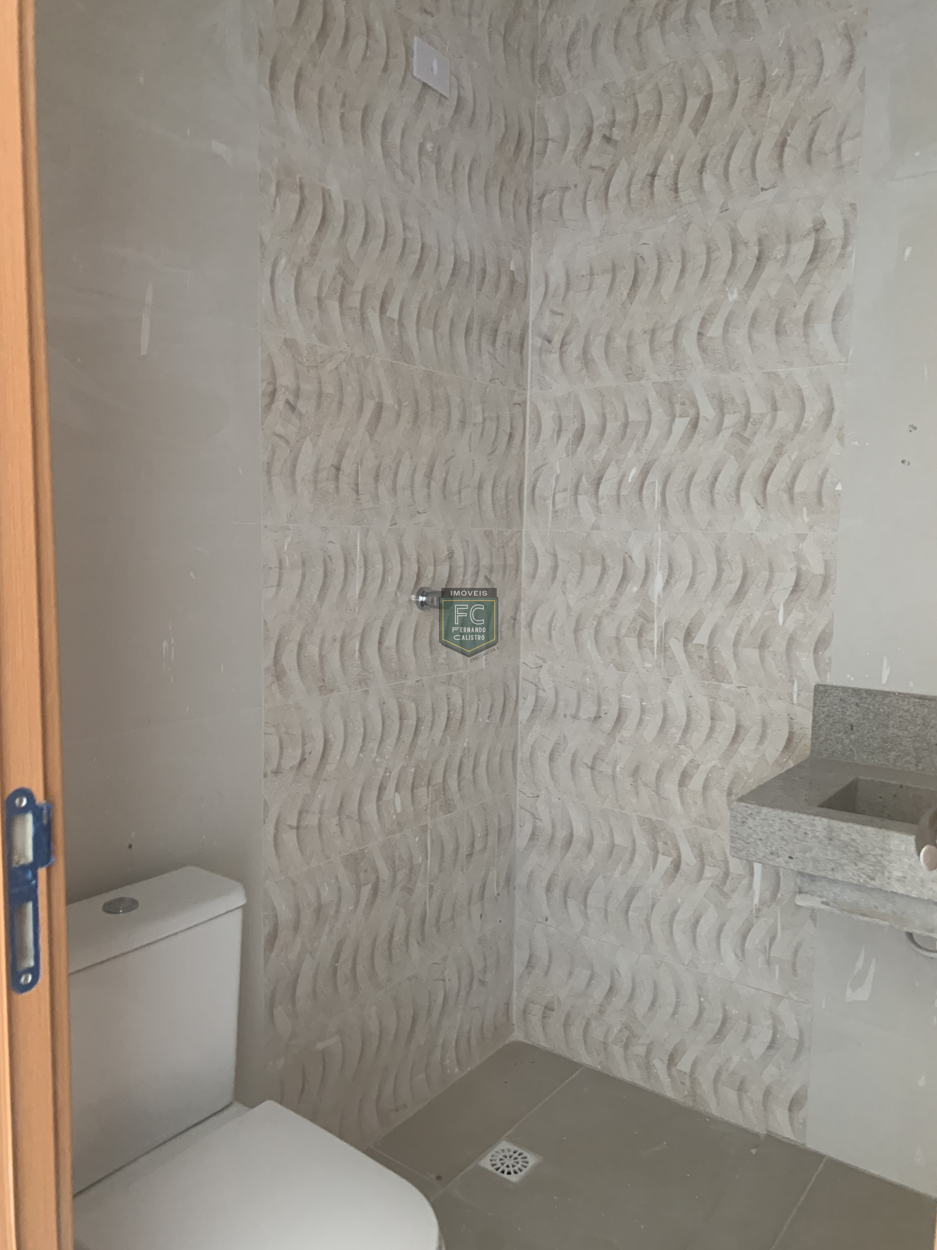 Sobrado moderno novo alto padrão 3 dormitórios (3 suítes), piscina, 2 vagas, 100 mts da praia, local nobre e central, jd. Aguapeú, mongaguá/sp
