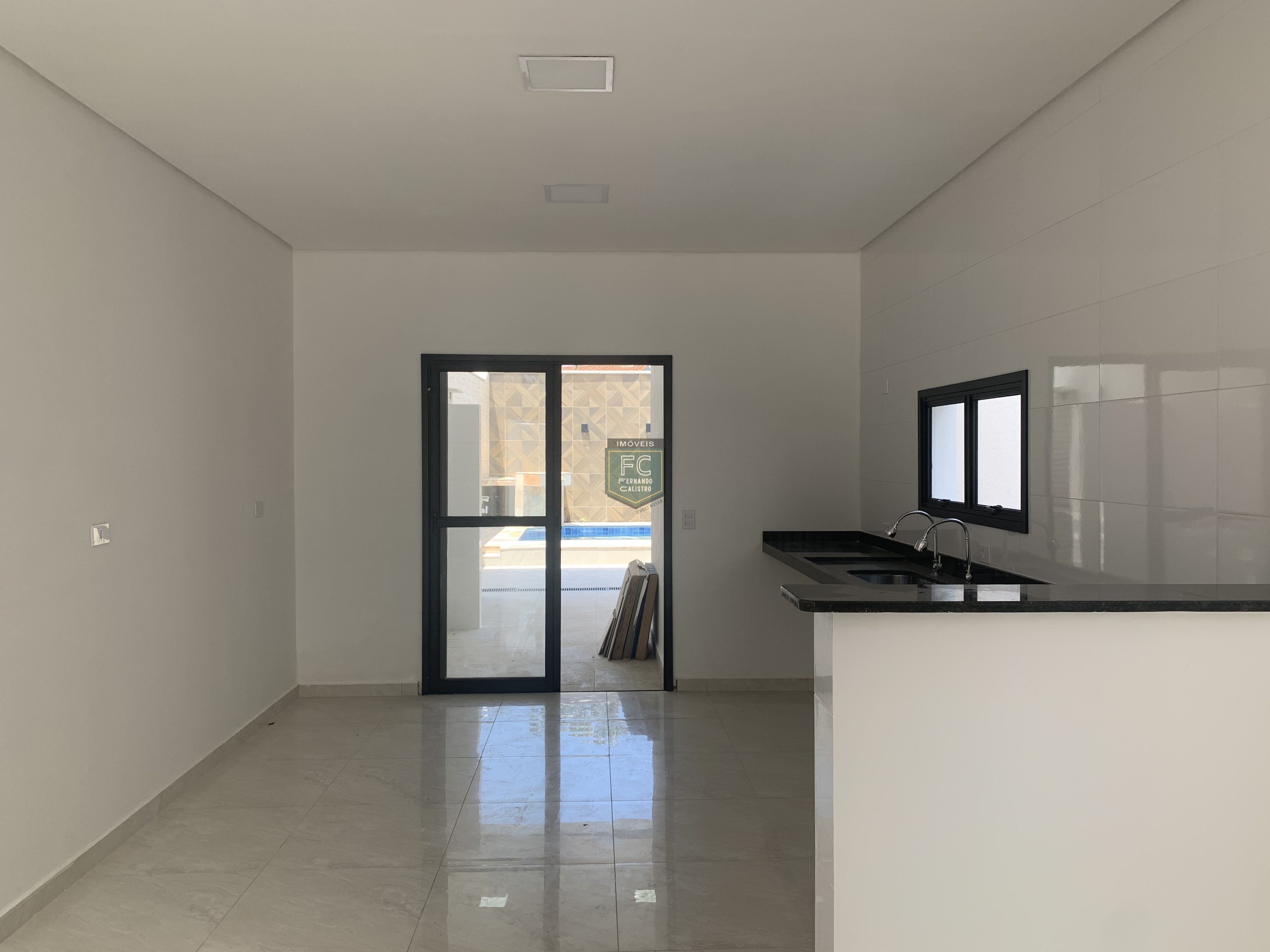 Sobrado moderno novo alto padrão 3 dormitórios (3 suítes), piscina, 2 vagas, 100 mts da praia, local nobre e central, jd. Aguapeú, mongaguá/sp