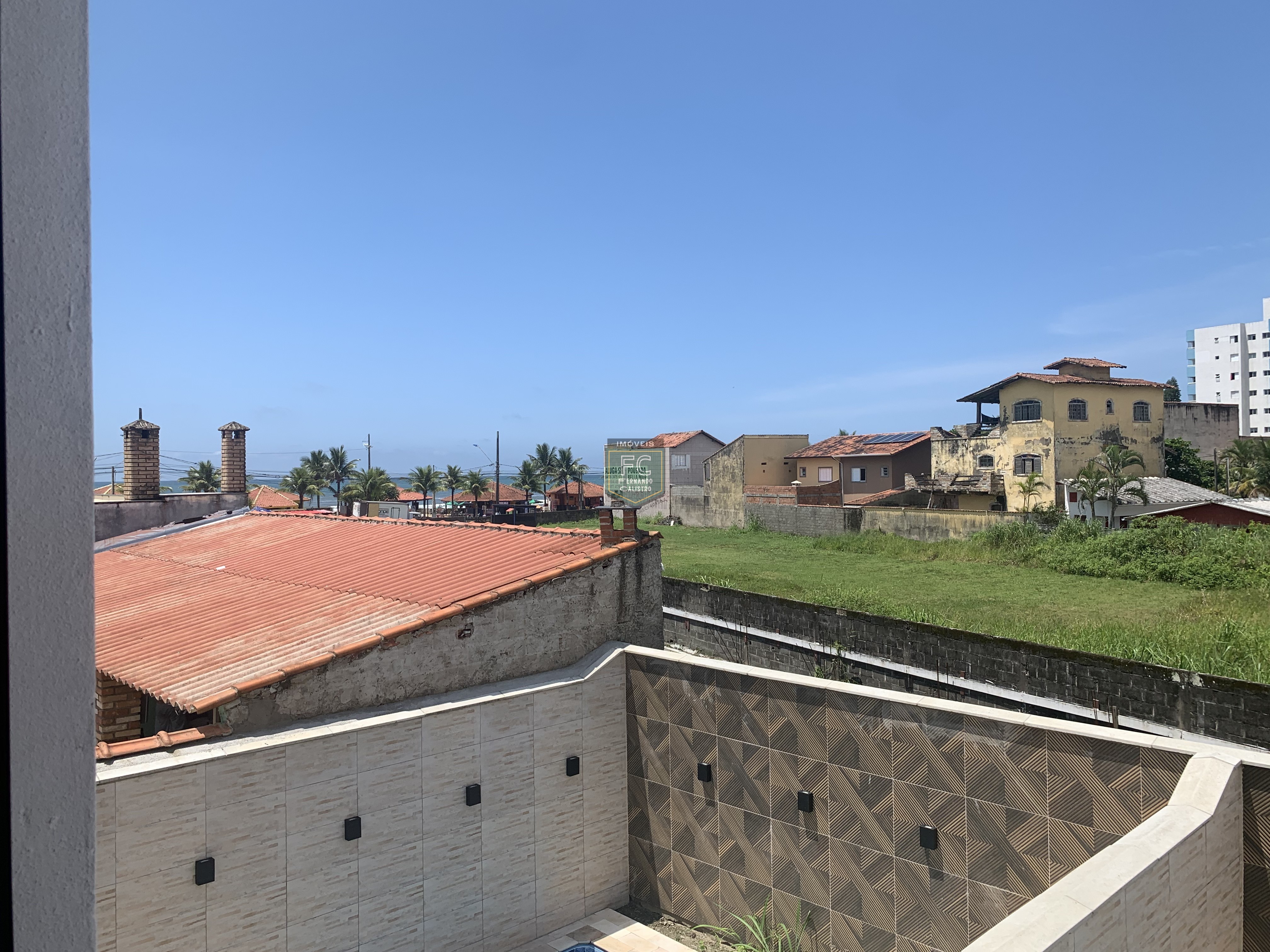 Sobrado moderno novo alto padrão 3 dormitórios (3 suítes), piscina, 2 vagas, 100 mts da praia, local nobre e central, jd. Aguapeú, mongaguá/sp