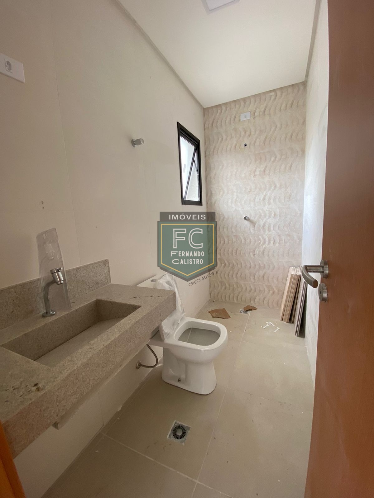 Sobrado moderno novo alto padrão 3 dormitórios (3 suítes), piscina, 2 vagas, 100 mts da praia, local nobre e central, jd. Aguapeú, mongaguá/sp