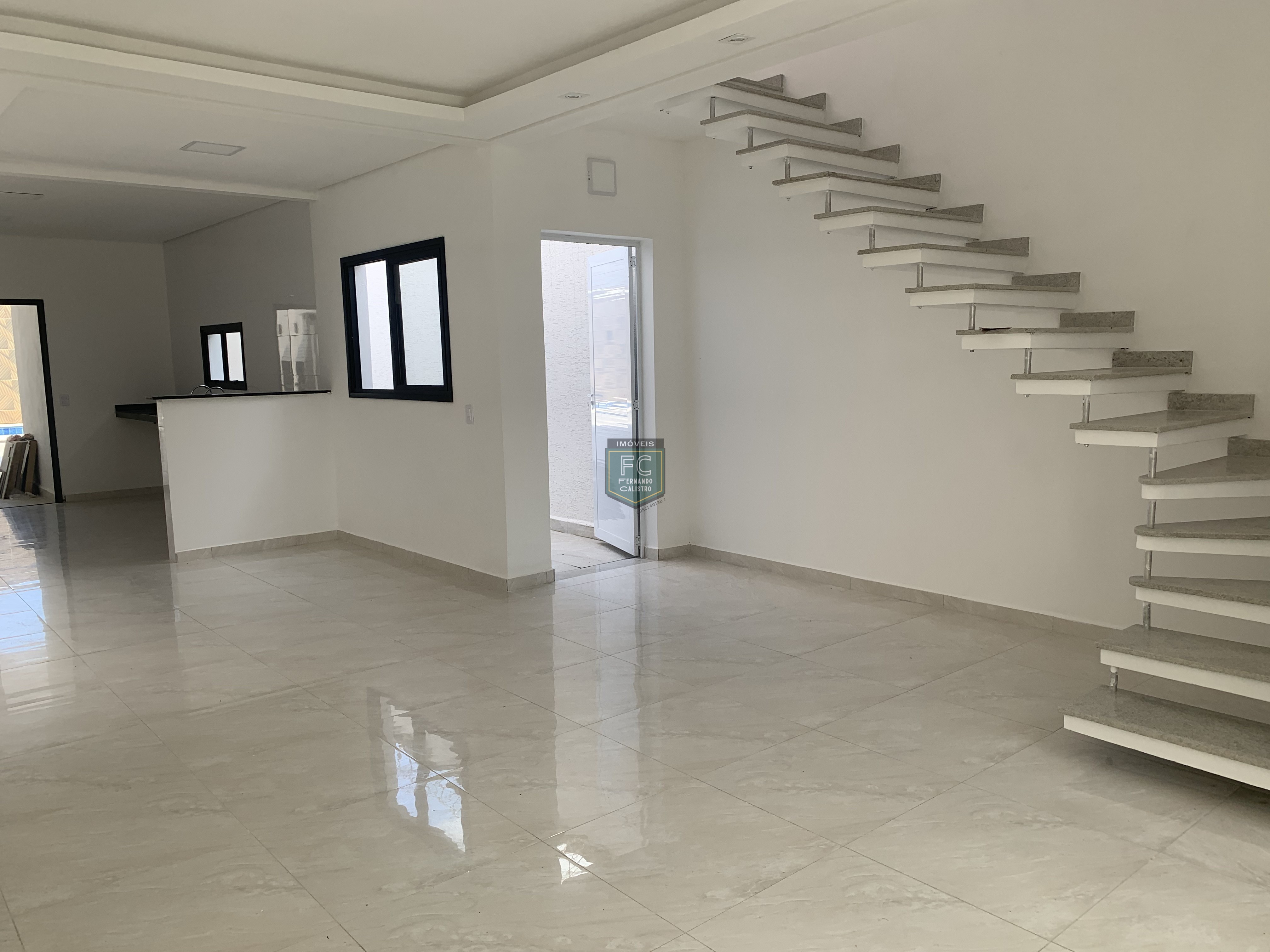 Sobrado moderno novo alto padrão 3 dormitórios (3 suítes), piscina, 2 vagas, 100 mts da praia, local nobre e central, jd. Aguapeú, mongaguá/sp