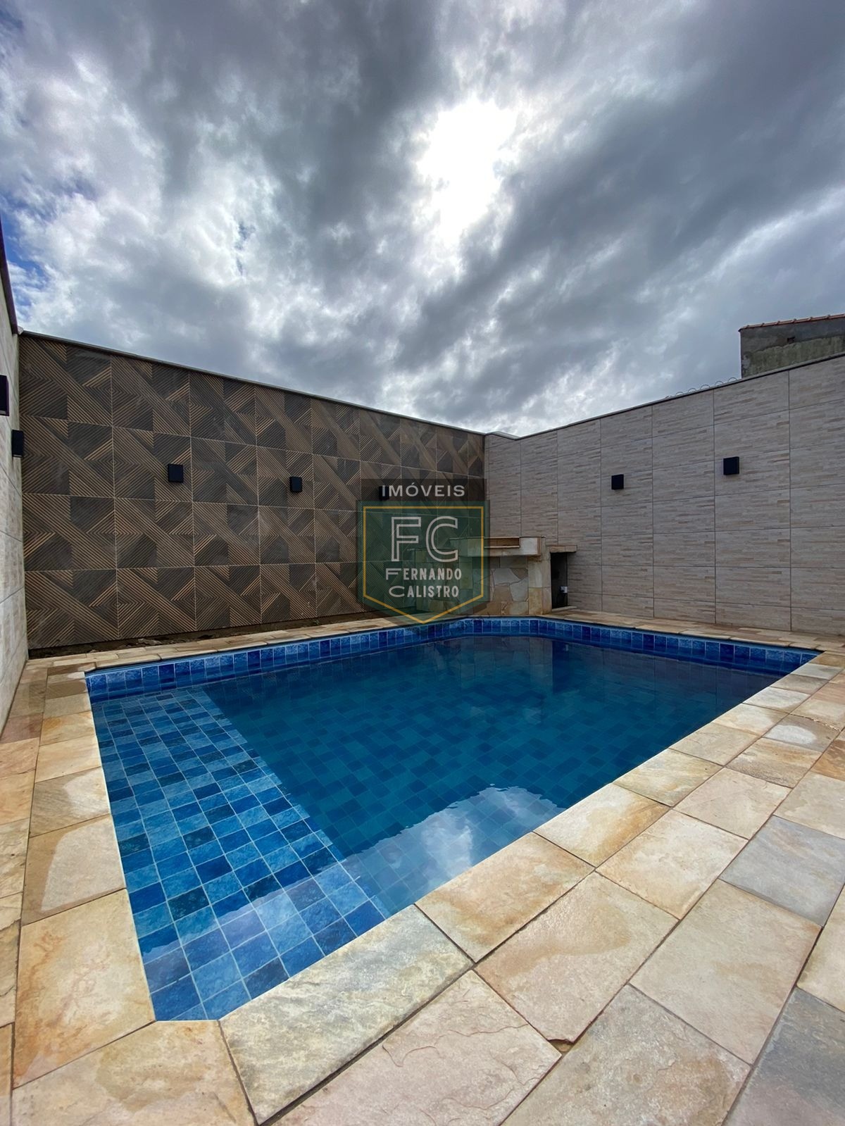 Sobrado moderno novo alto padrão 3 dormitórios (3 suítes), piscina, 2 vagas, 100 mts da praia, local nobre e central, jd. Aguapeú, mongaguá/sp