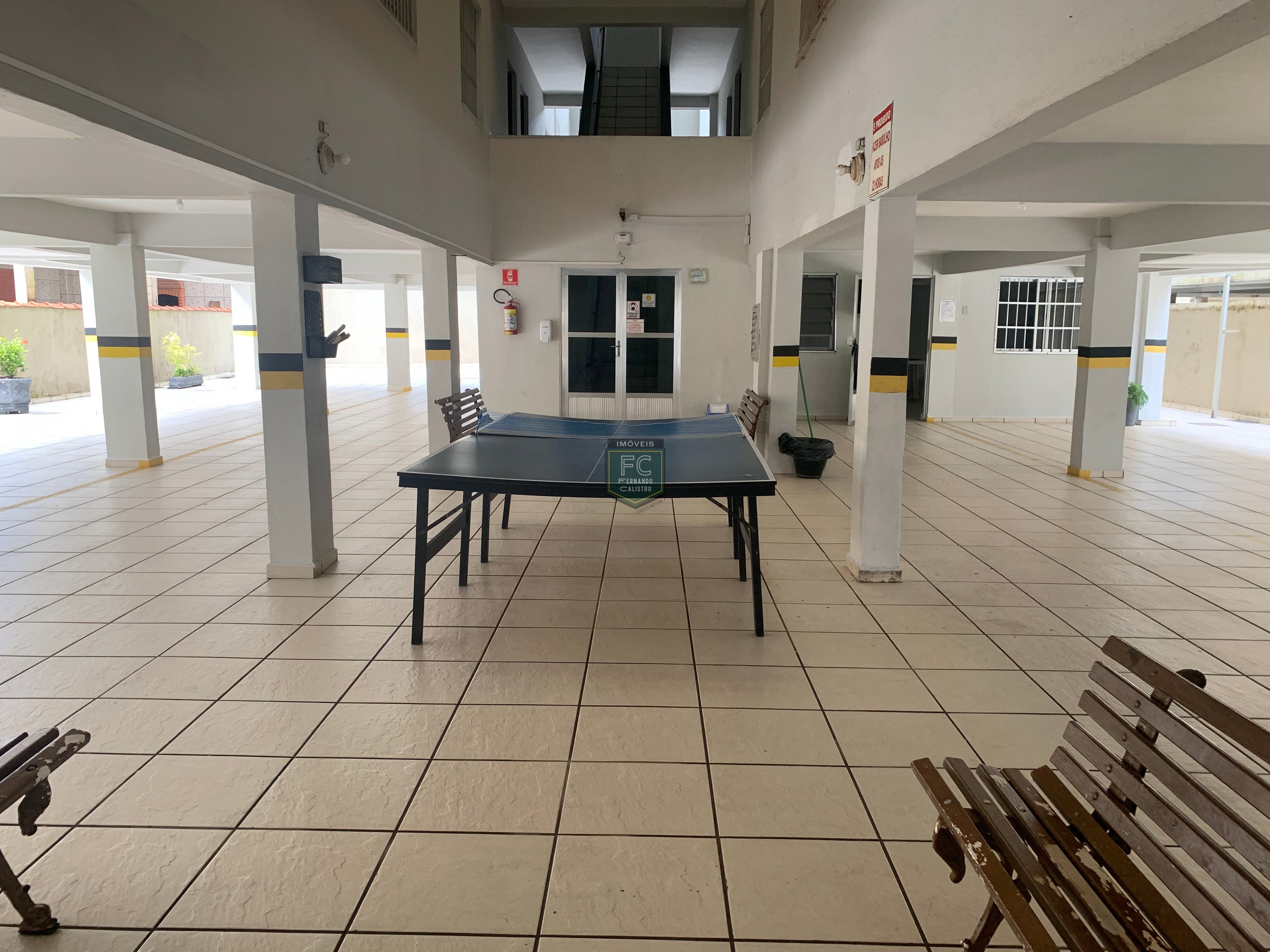 Apartamento 2 dormitórios ensolarado frente rua, a passos da praia, mobiliado, 1º andar de escada, financia, região central, v. Atlântica, mongaguá sp