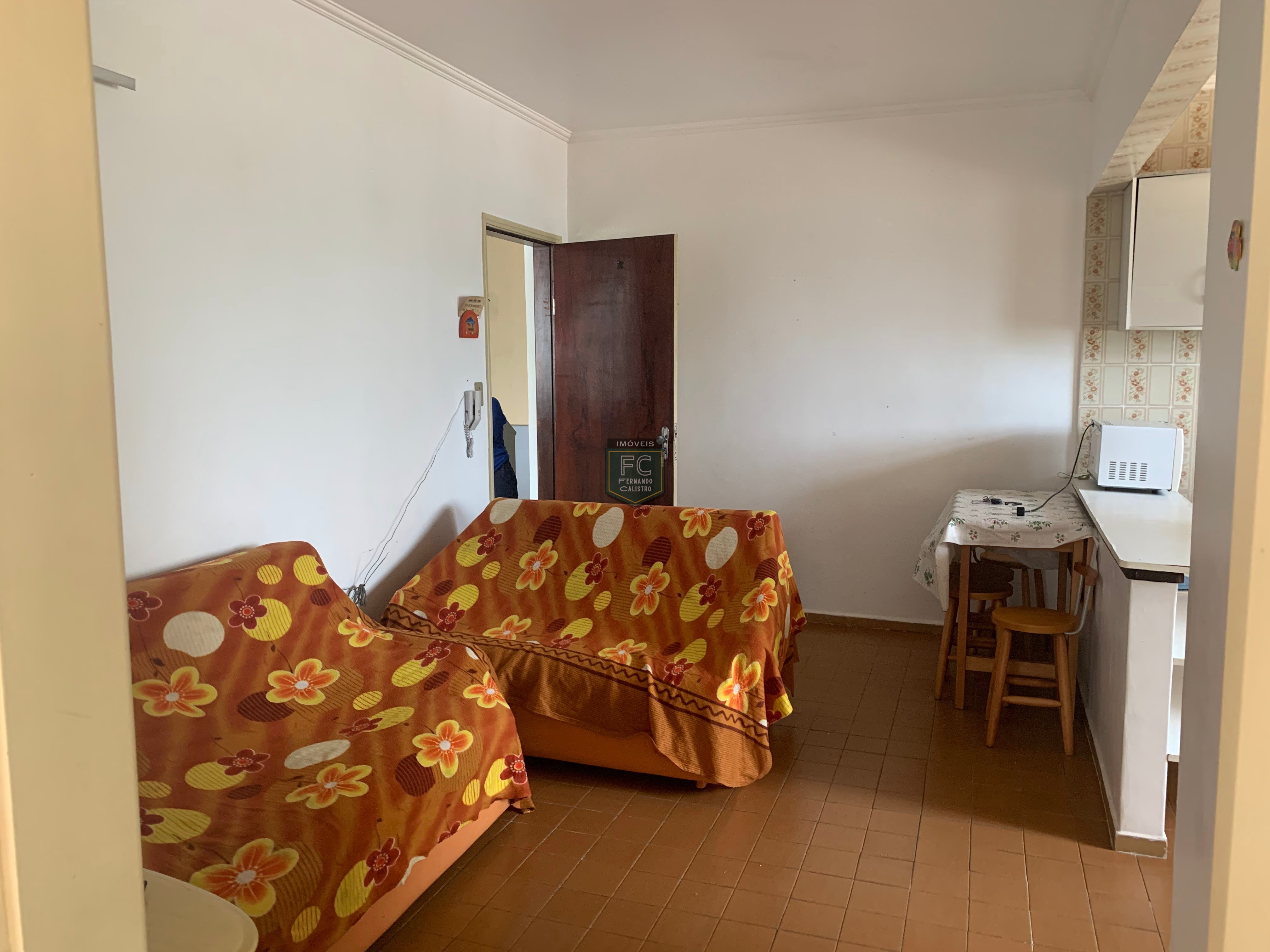 Apartamento 2 dormitórios ensolarado frente rua, a passos da