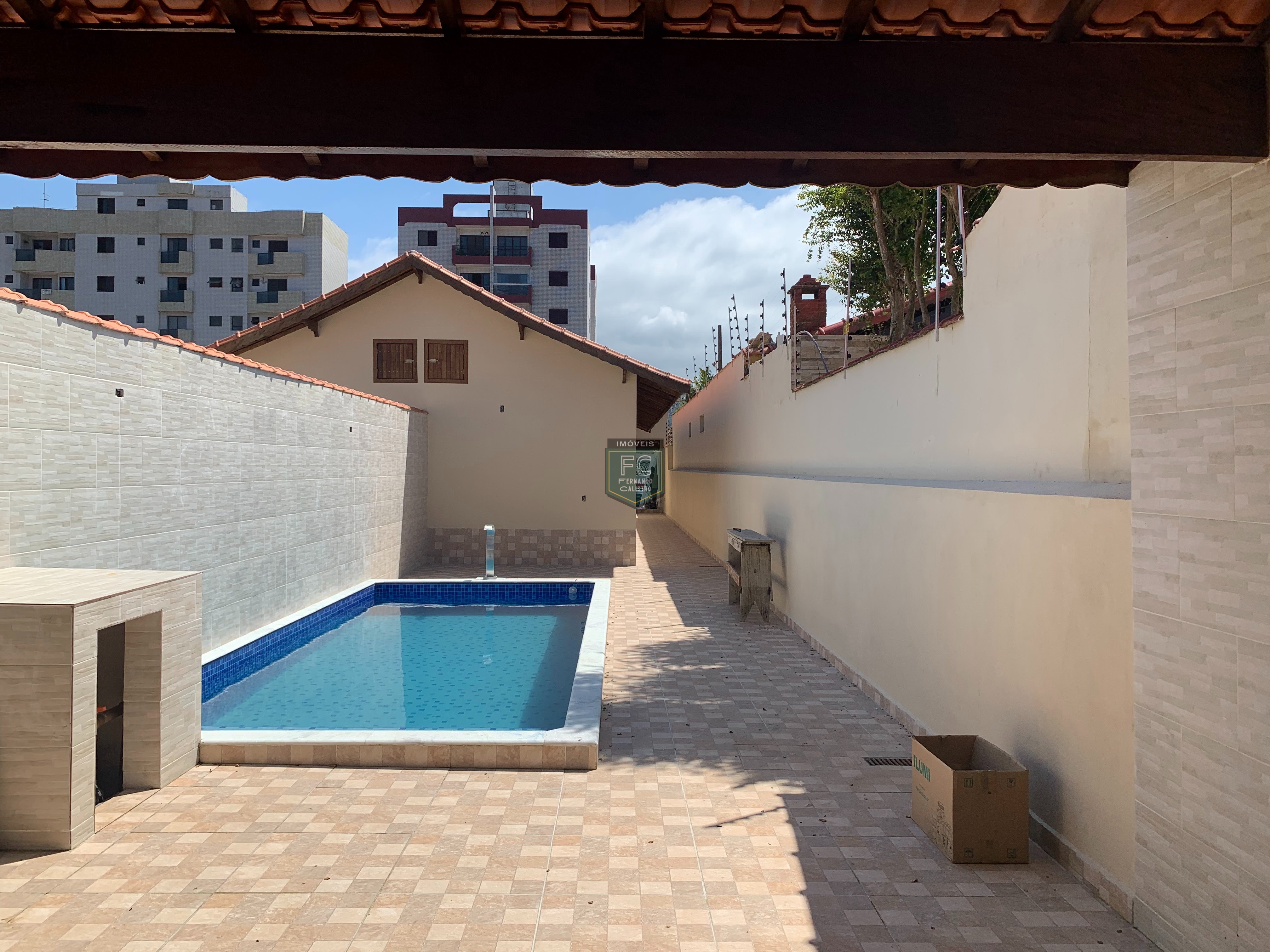 Casas geminadas térreas novas próx. A praia, 3 dormitórios (1 suite), piscina, espaço gourmet c/ churrasqueira, 2 vagas, v. Anhanguera, mongaguá - sp