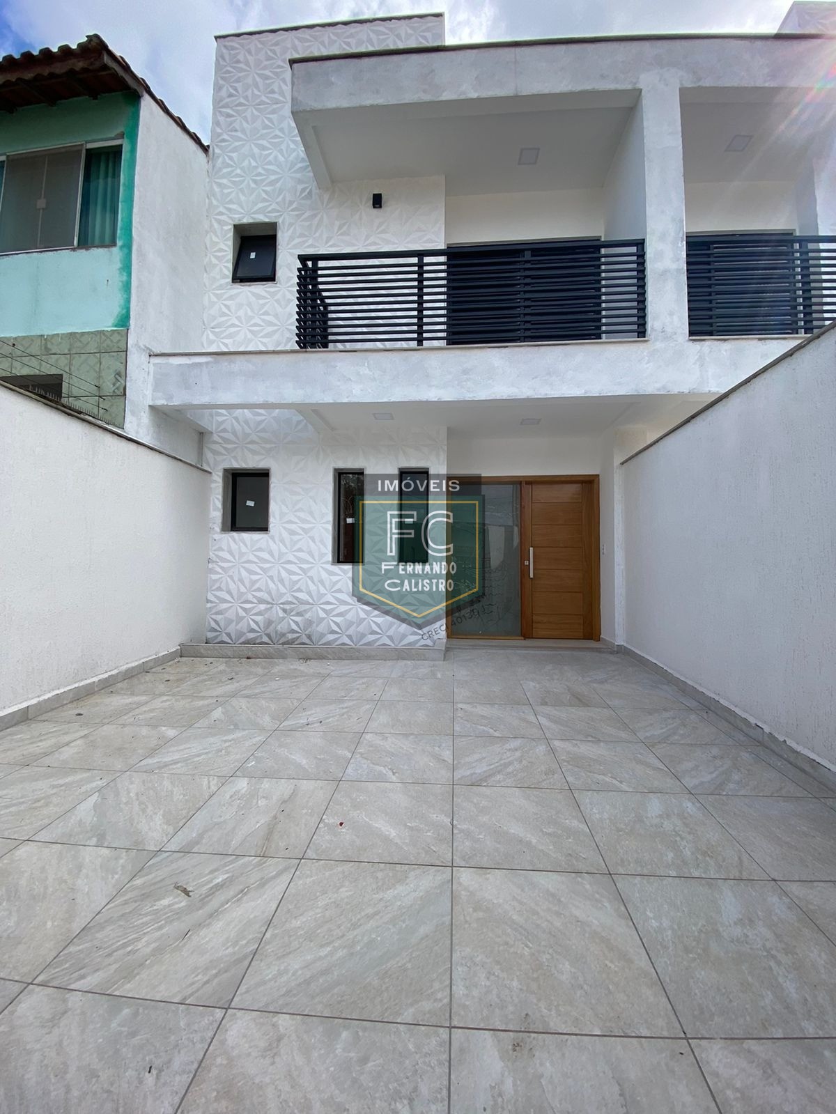 Sobrado moderno novo alto padrão 3 dormitórios (3 suítes), piscina, 2 vagas, 100 mts da praia, local nobre e central, jd. Aguapeú, mongaguá/sp