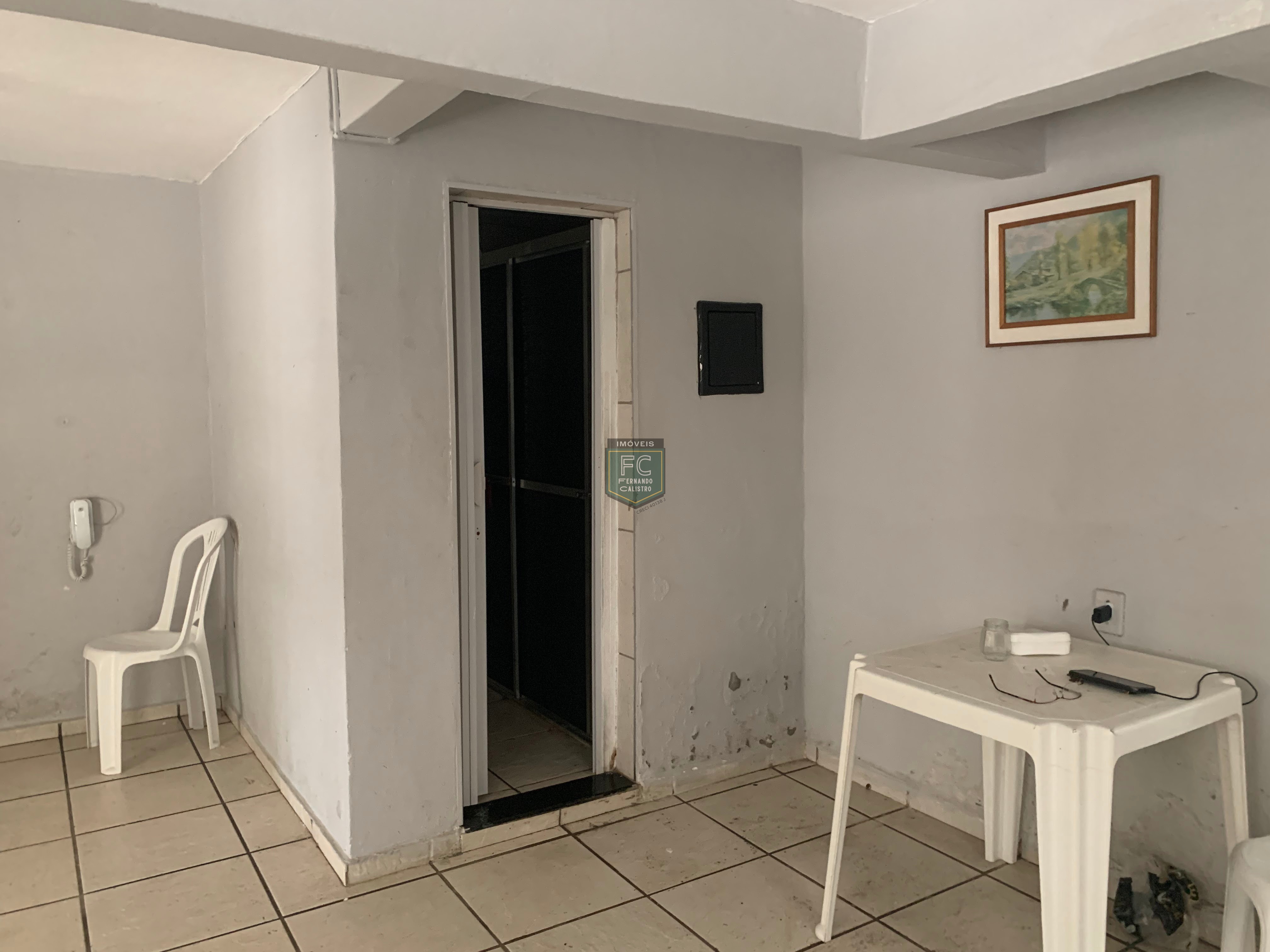 Apartamento 2 dormitórios ensolarado frente rua, a passos da praia, mobiliado, 1º andar de escada, financia, região central, v. Atlântica, mongaguá sp