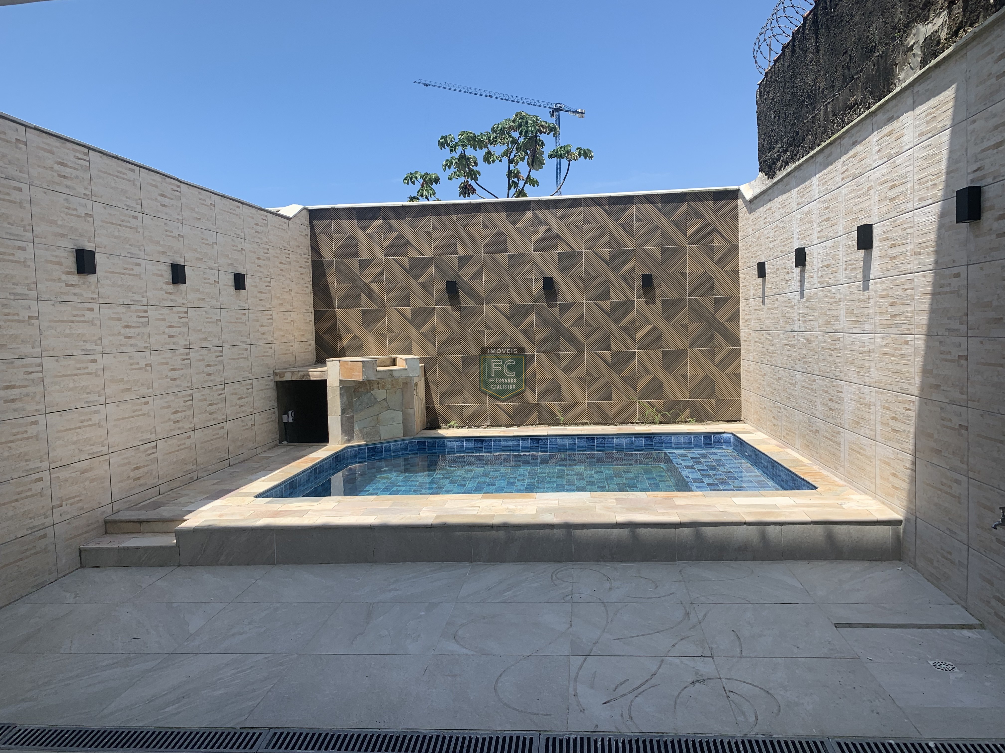 Sobrado moderno novo alto padrão 3 dormitórios (3 suítes), piscina, 2 vagas, 100 mts da praia, local nobre e central, jd. Aguapeú, mongaguá/sp