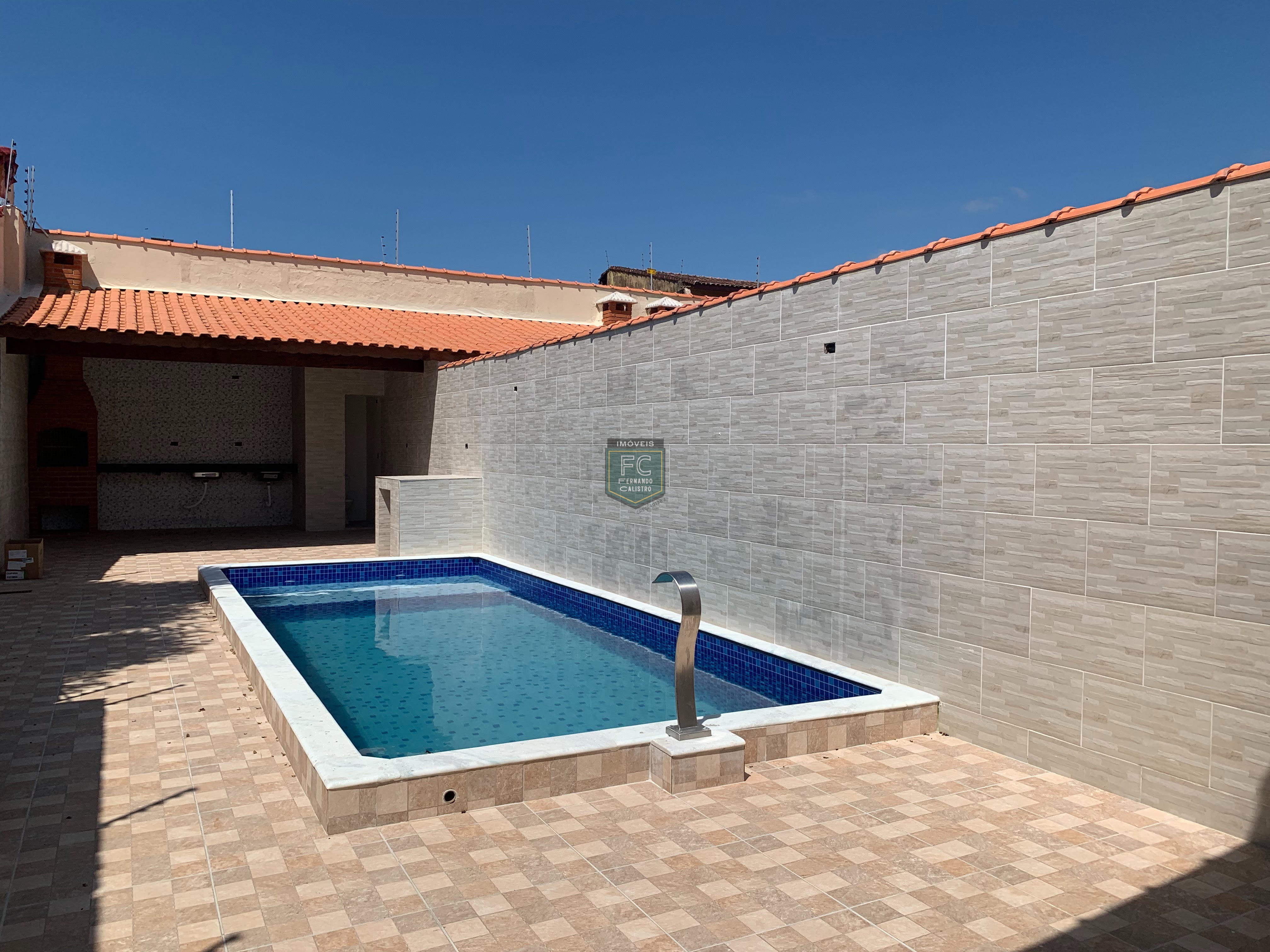 Casas geminadas térreas novas próx. A praia, 3 dormitórios (1 suite), piscina, espaço gourmet c/ churrasqueira, 2 vagas, v. Anhanguera, mongaguá - sp