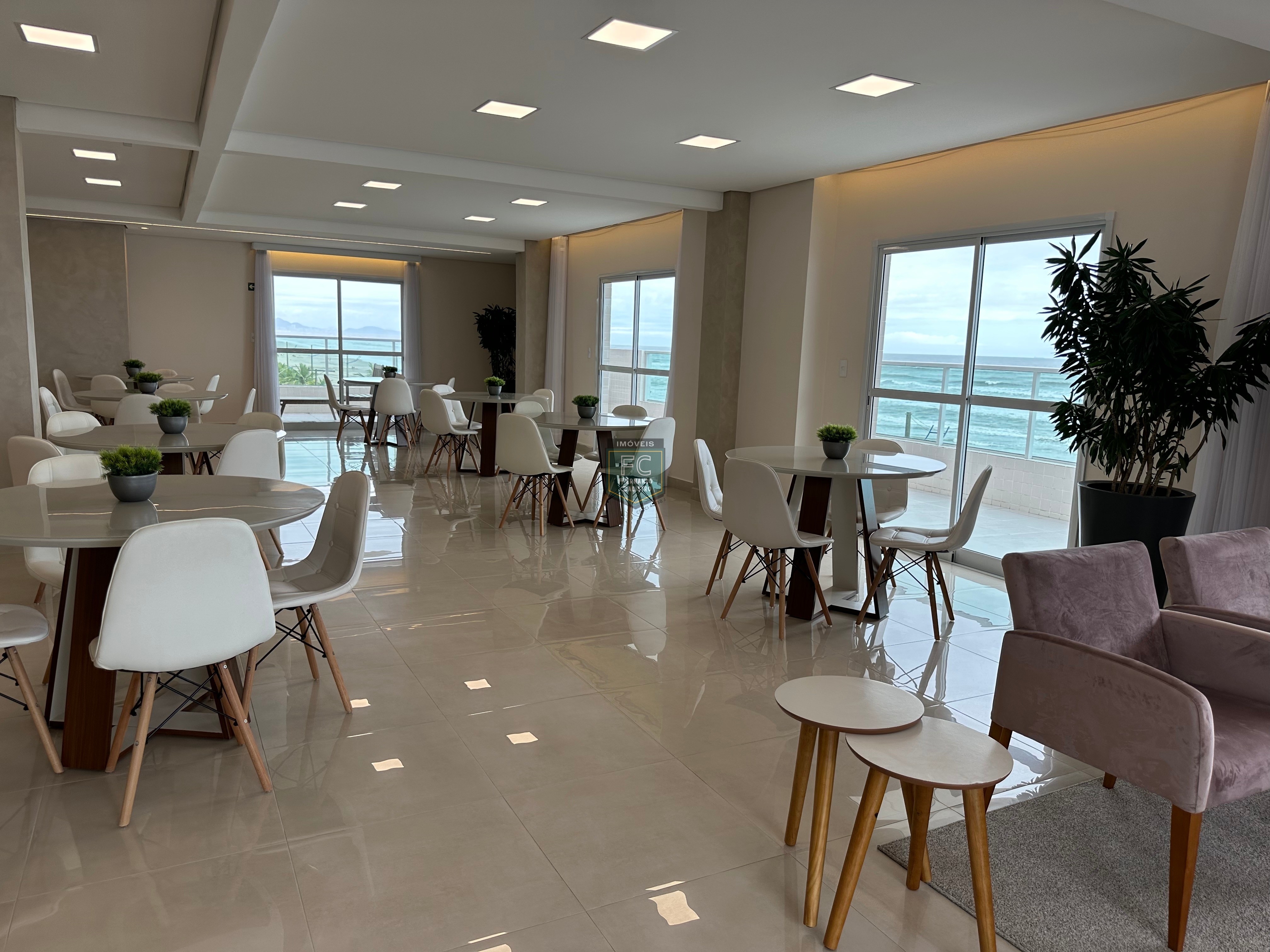 Apartamento novo andar alto, pronto, varanda gourmet c/ vista p/ o mar, 2 dormitórios (1 suíte), piso laminado, local nobre, jd. Luciana, mongaguá-sp