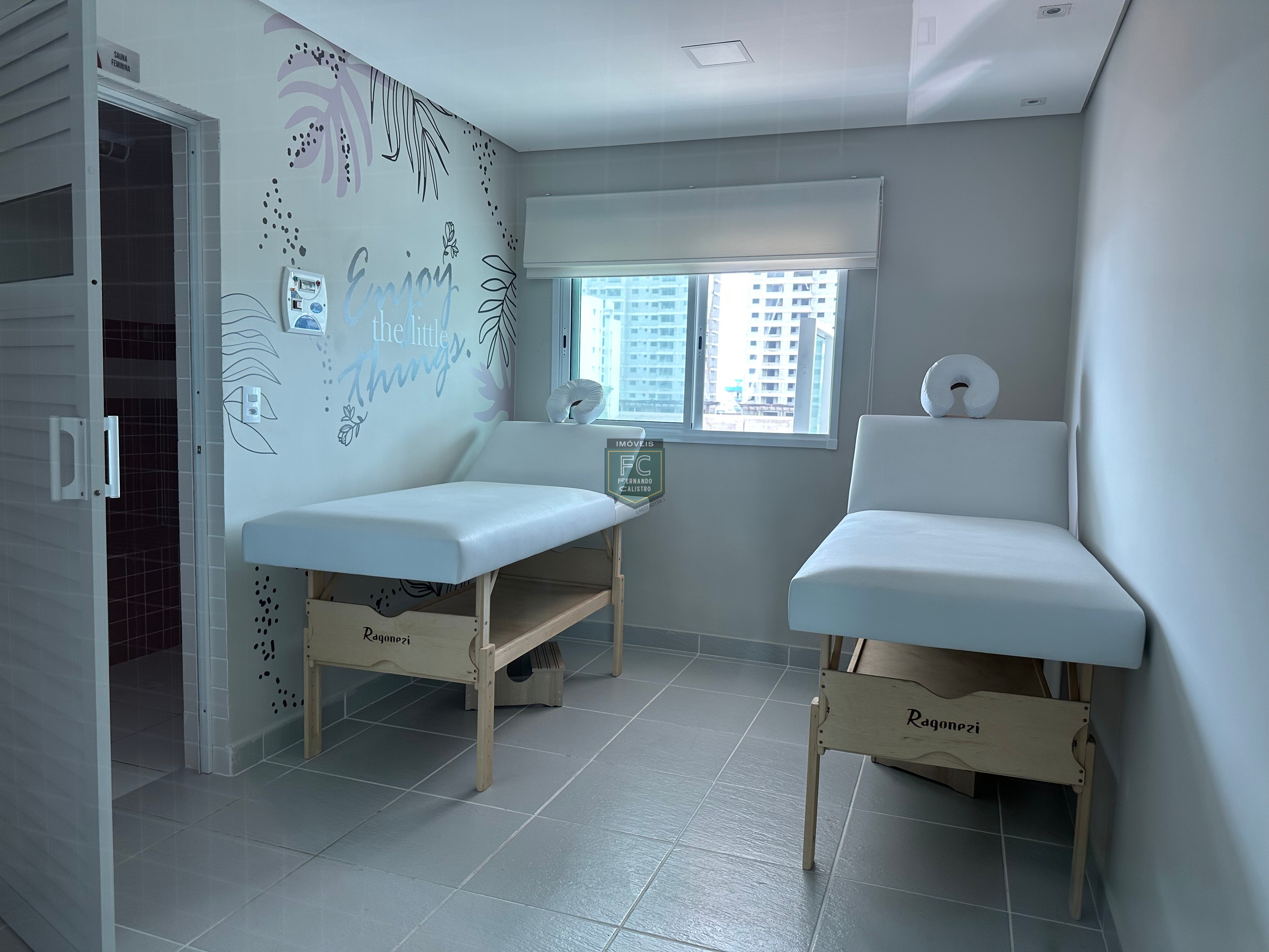 Apartamento novo andar alto, pronto, varanda gourmet c/ vista p/ o mar, 2 dormitórios (1 suíte), piso laminado, local nobre, jd. Luciana, mongaguá-sp