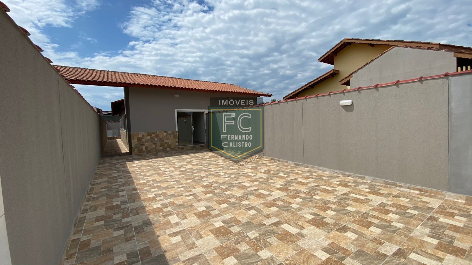 Casas novas com 2 dormitórios (1 suíte), quintal com piscina, churrasqueira, 2 vagas, financiamento bancário, pedreira, lado pista centro, mongaguá/sp
