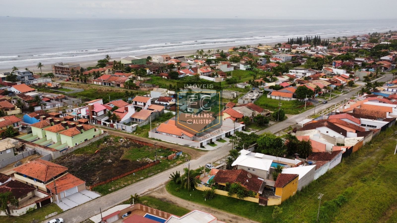 Casas novas com 2 dormitórios (1 suíte), quintal com piscina, churrasqueira, 2 vagas, financiamento bancário, pedreira, lado pista centro, mongaguá/sp