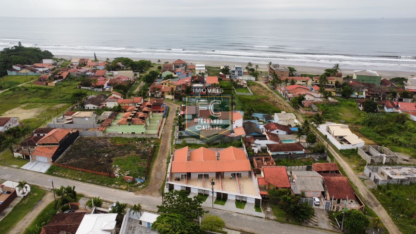Casas novas com 2 dormitórios (1 suíte), quintal com piscina, churrasqueira, 2 vagas, financiamento bancário, pedreira, lado pista centro, mongaguá/sp