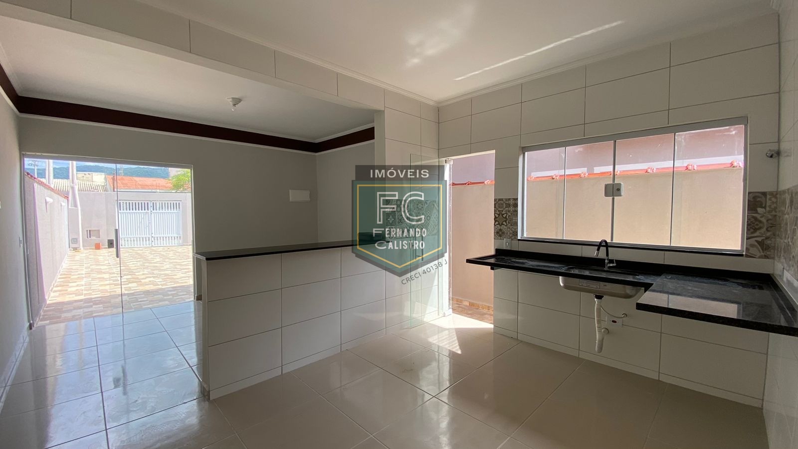 Casas novas com 2 dormitórios (1 suíte), quintal com piscina, churrasqueira, 2 vagas, financiamento bancário, pedreira, lado pista centro, mongaguá/sp