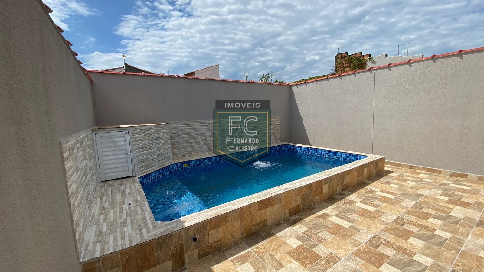 Casas novas com 2 dormitórios (1 suíte), quintal com piscina, churrasqueira, 2 vagas, financiamento bancário, pedreira, lado pista centro, mongaguá/sp