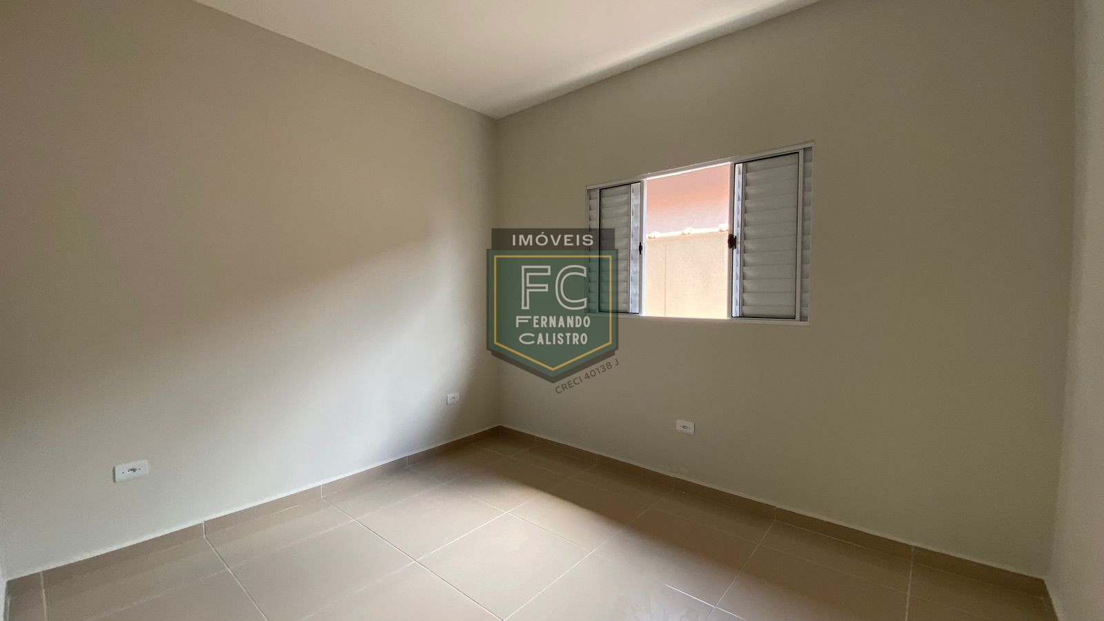 Casas novas com 2 dormitórios (1 suíte), quintal com piscina, churrasqueira, 2 vagas, financiamento bancário, pedreira, lado pista centro, mongaguá/sp