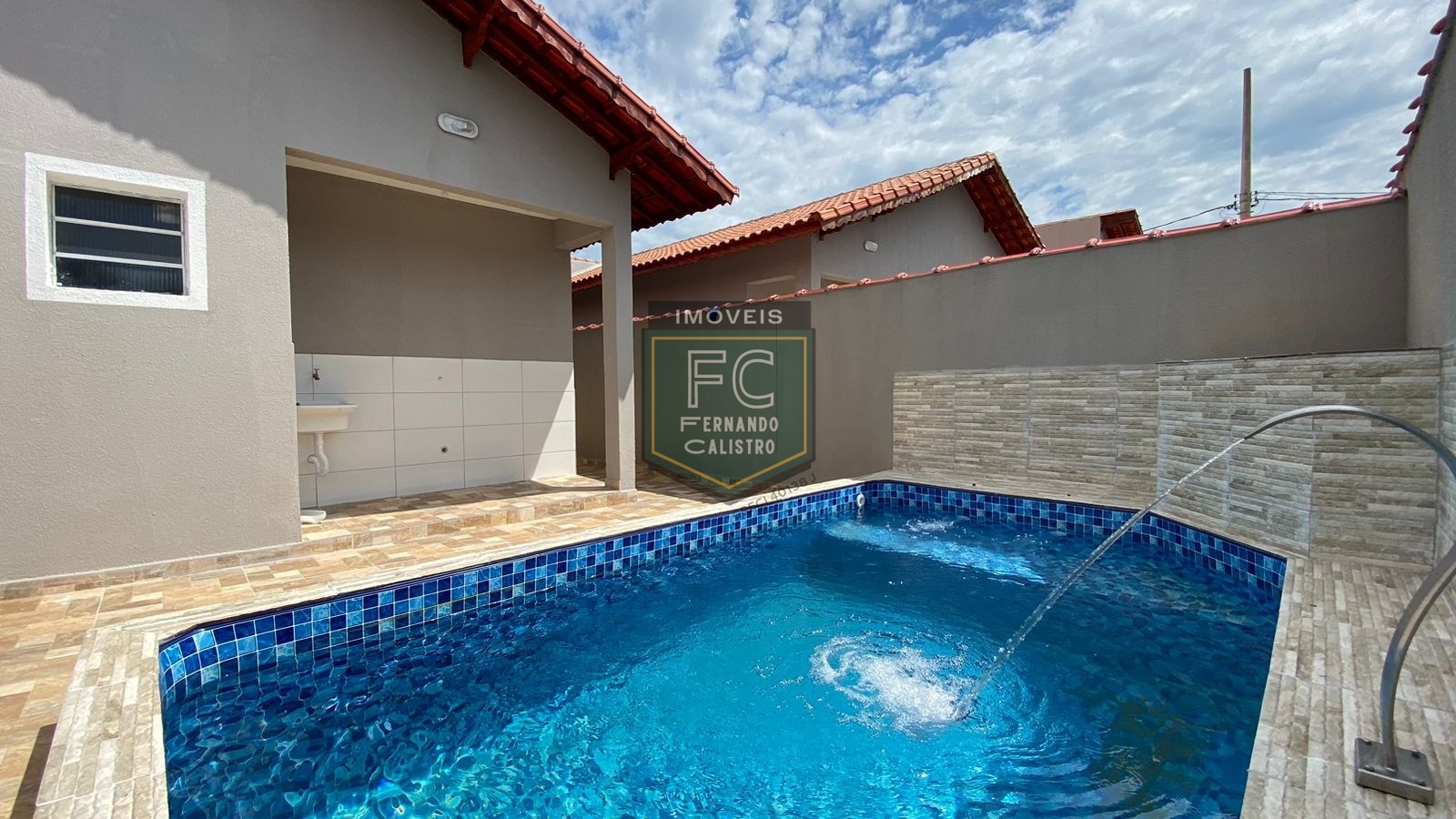 Casas novas com 2 dormitórios (1 suíte), quintal com piscina, churrasqueira, 2 vagas, financiamento bancário, pedreira, lado pista centro, mongaguá/sp