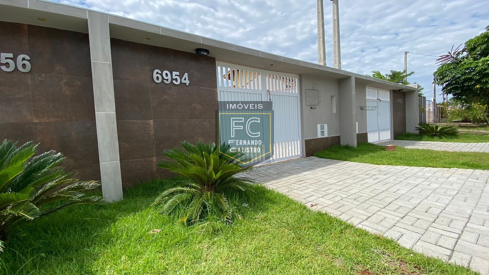 Casas novas com 2 dormitórios (1 suíte), quintal com piscina, churrasqueira, 2 vagas, financiamento bancário, pedreira, lado pista centro, mongaguá/sp