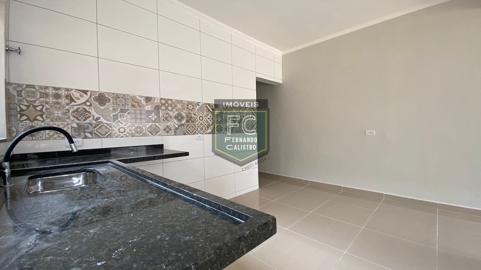 Casas novas com 2 dormitórios (1 suíte), quintal com piscina, churrasqueira, 2 vagas, financiamento bancário, pedreira, lado pista centro, mongaguá/sp