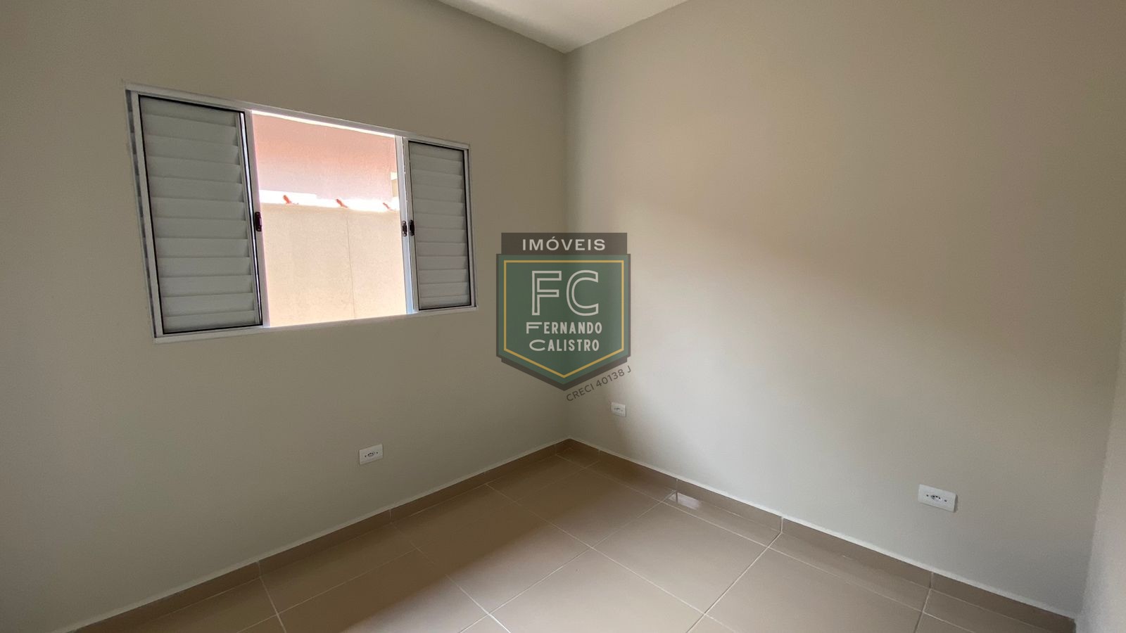 Casas novas com 2 dormitórios (1 suíte), quintal com piscina, churrasqueira, 2 vagas, financiamento bancário, pedreira, lado pista centro, mongaguá/sp