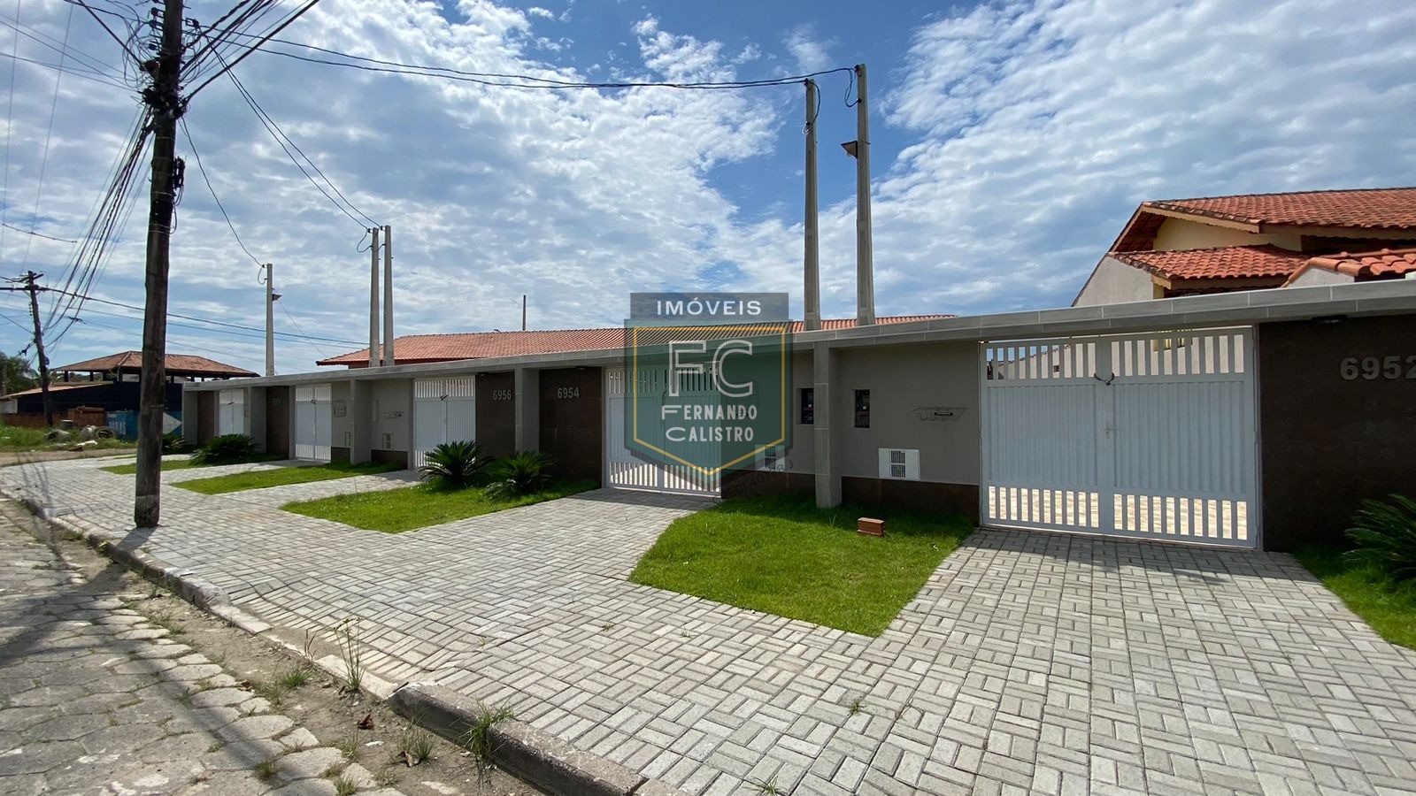 Casas novas com 2 dormitórios (1 suíte), quintal com piscina, churrasqueira, 2 vagas, financiamento bancário, pedreira, lado pista centro, mongaguá/sp
