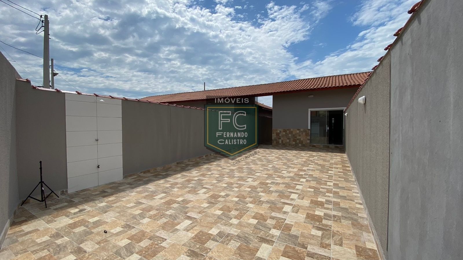 Casas novas com 2 dormitórios (1 suíte), quintal com piscina, churrasqueira, 2 vagas, financiamento bancário, pedreira, lado pista centro, mongaguá/sp