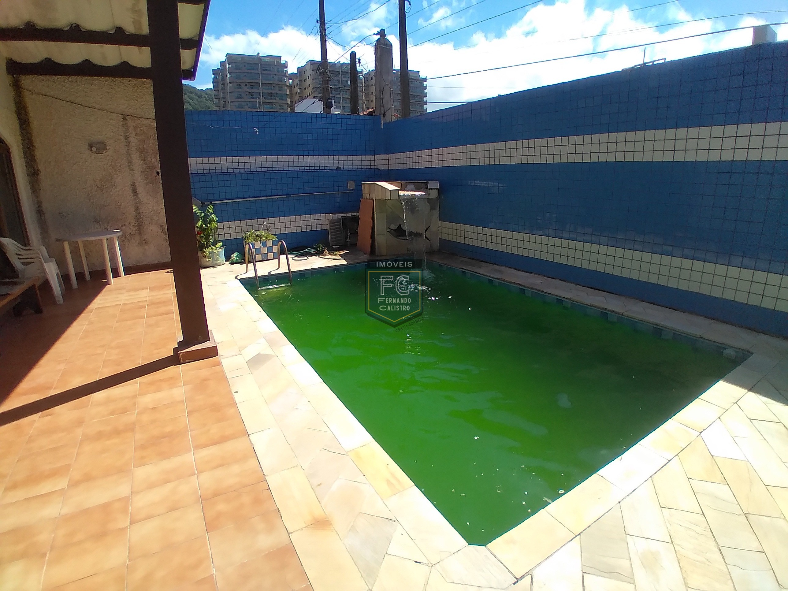 Casa lote inteiro 3 dormitórios (1 suíte), piscina, área gourmet, 6 vagas, edícula, a passos da praia, aceita financiamento, jd. Marina, mongaguá/sp
