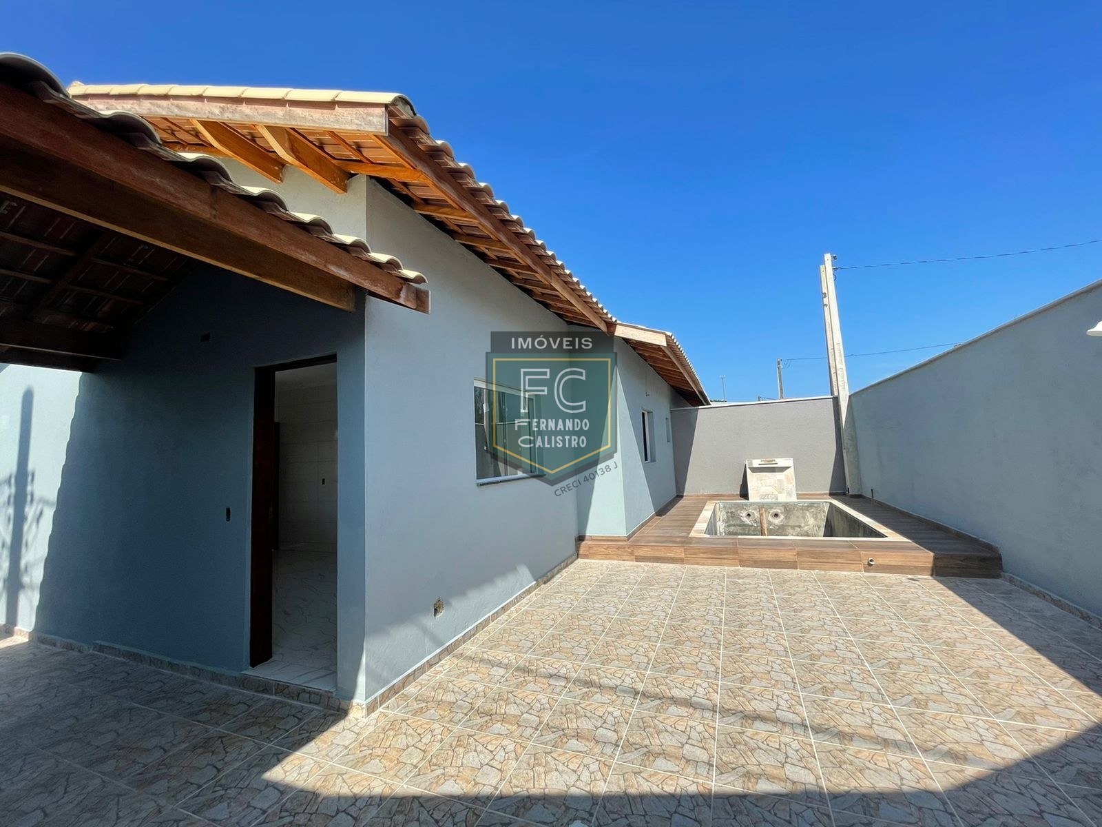 Casa ampla de esquina, nova, 2 dormitórios (1 suíte), c/ pis